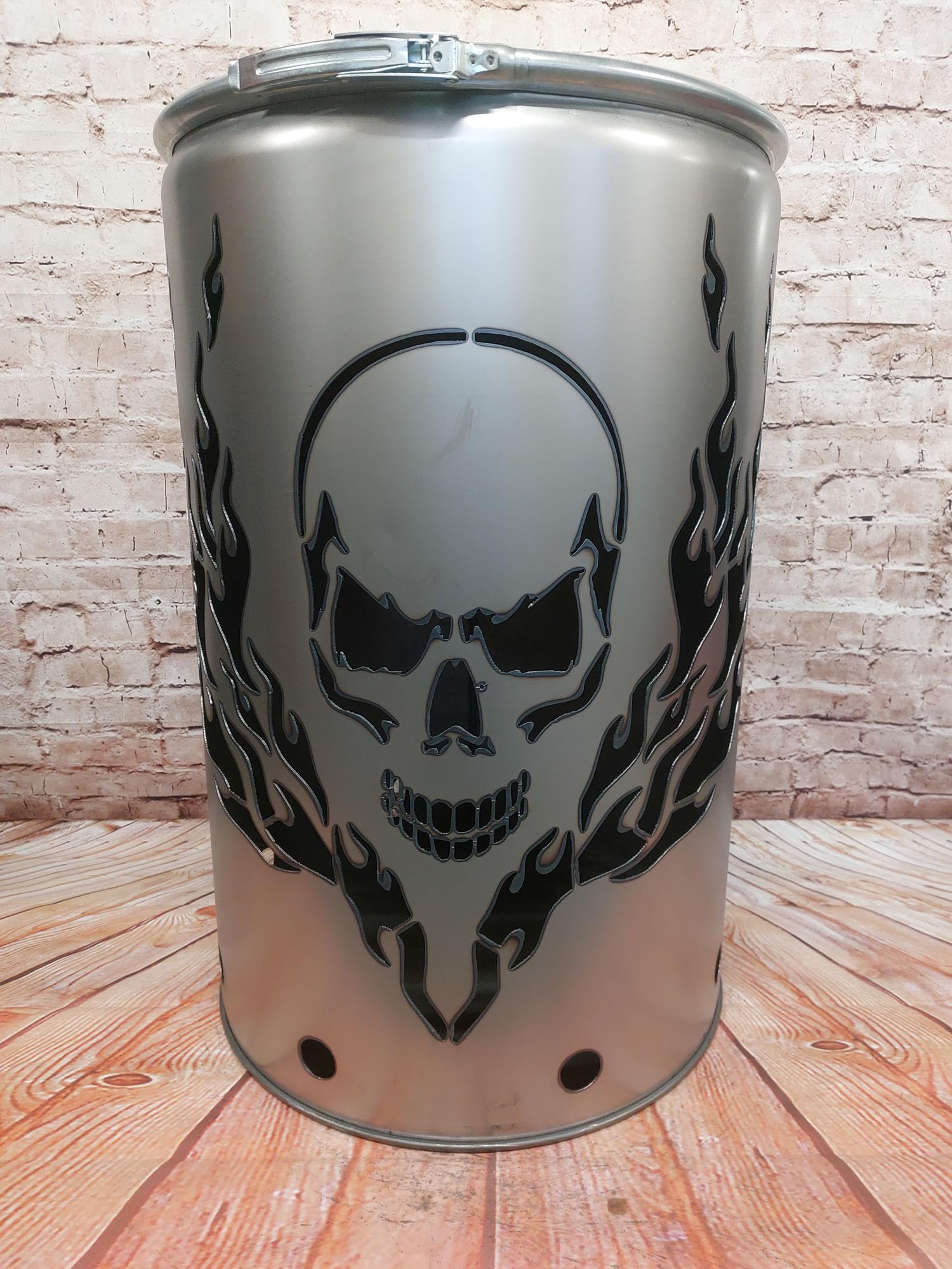 Feuertonne mit - Totenkopf Flammen - Motiv - Gefertigt aus neuem Ölfass - Besondere Feuerstelle für Garten und Terrasse - Hohe Feuerschale mit Rostoptik - 90 x 60 cm