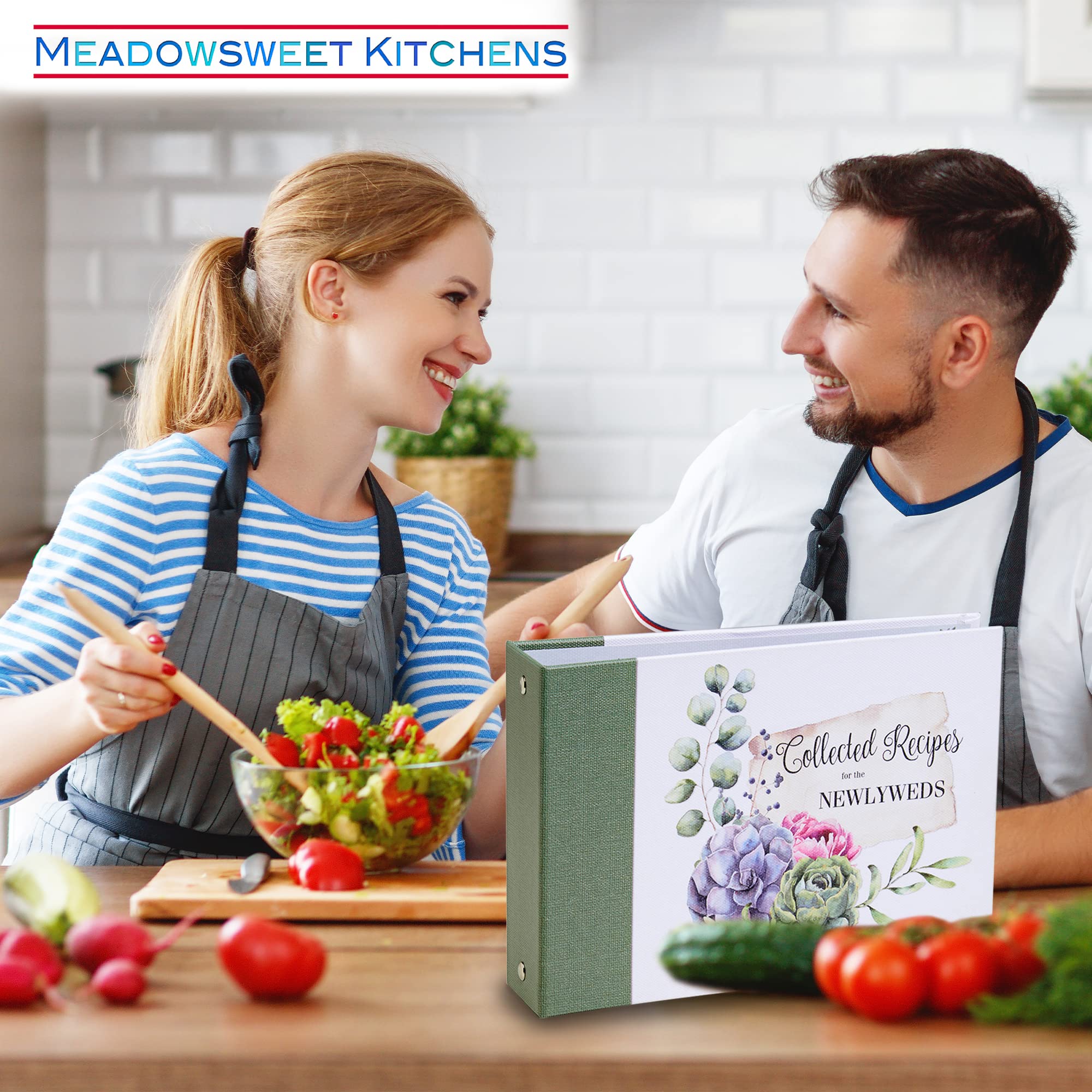 Meadowsweet Kitchens Newlyweds - Raccoglitore a 2 anelli per ricettario, con 50 buste trasparenti e 12 divisori per carte di auguri, per sposi novelli, 50 buste trasparenti per carte e 12 divisori per