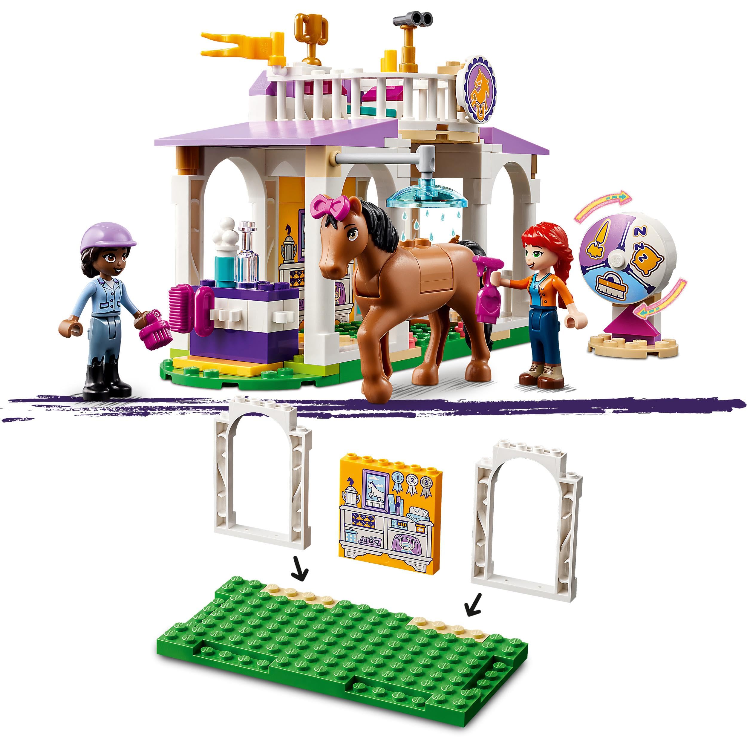 LEGO 41746 Friends Reitschule Set mit 2 Spielzeug-Pferden, Aliya und Mia Mini-Puppen, Reitstall- und Pferdespielzeug, Tierpflege-Geschenk für Kinder, Mädchen und Jungen ab 4 Jahre