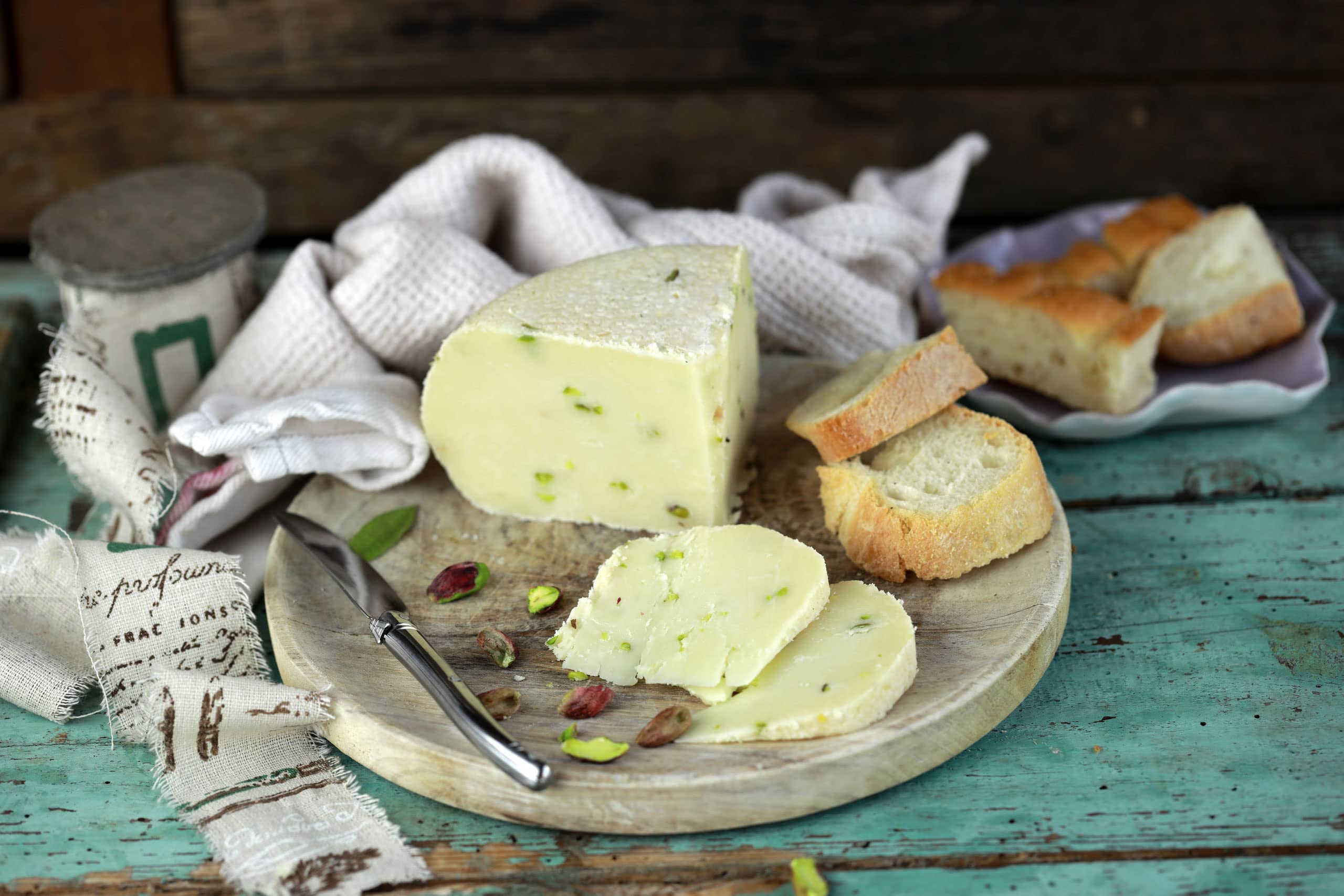 Pecorino al Pistacchio di Bronte | mezza forma sottovuoto da 0,6 kg | formaggio artigianale toscano | Salumificio Artigianale Gombitelli - Toscana