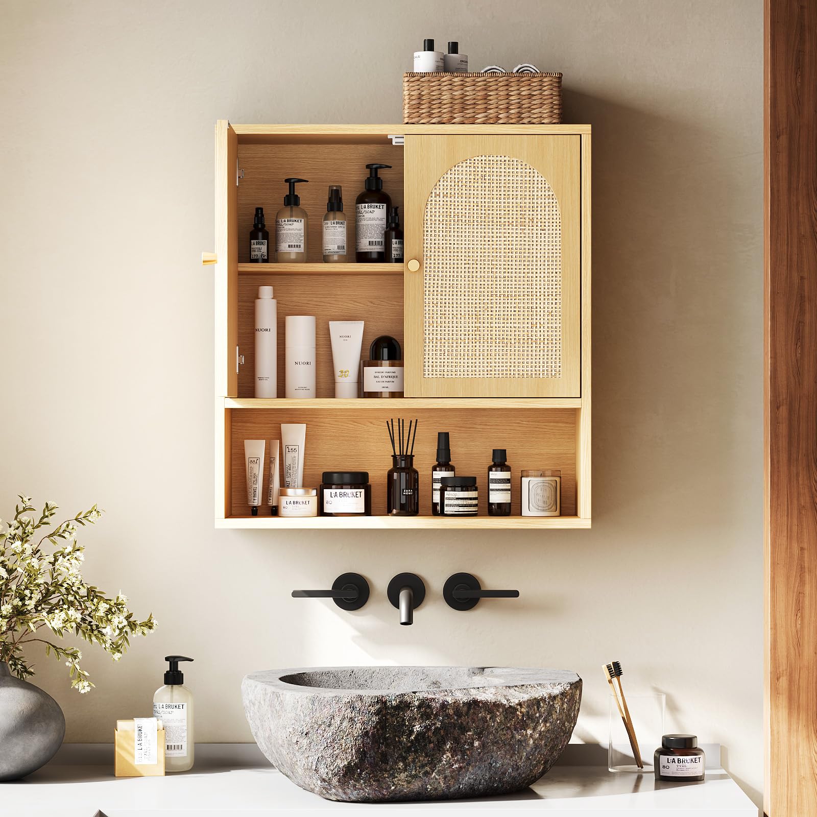 Bonnlo Armoire Murale de Salle de Bain en Rotin, 2 Portes & 1 Étagère, 58×20.4×62cm, Meuble de Rangement Suspendu en Chêne pour Salle de Bain, Cuisine, Salon