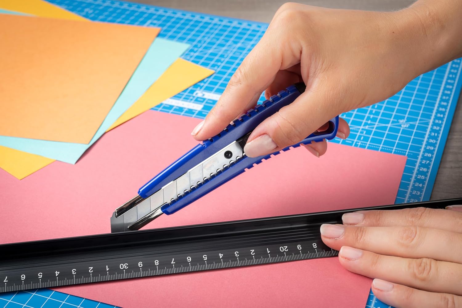 Dahle Basic Cutter (18 mm Snap-off Knife, Universal Knife and Craft Knife for Versatile Use, Includes 2 Replacement Blades) Blue