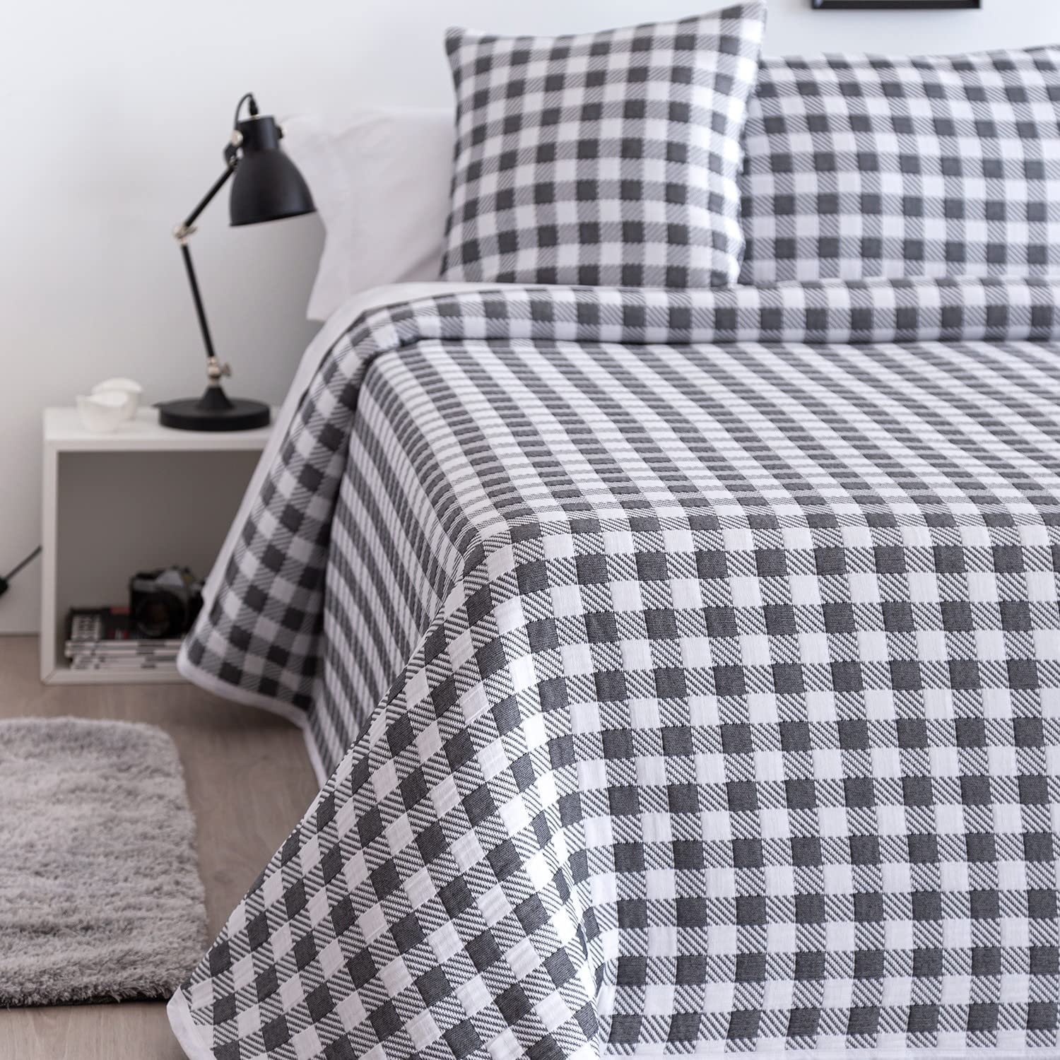 BarceloHogar Boutis Cama 150 Colcha Fina Entretiempo. Cubre Cama Reversible Elegante Moderna. Colchas Primavera Otoño. Jacquard Cuadros Lenzo 150 cm Negro