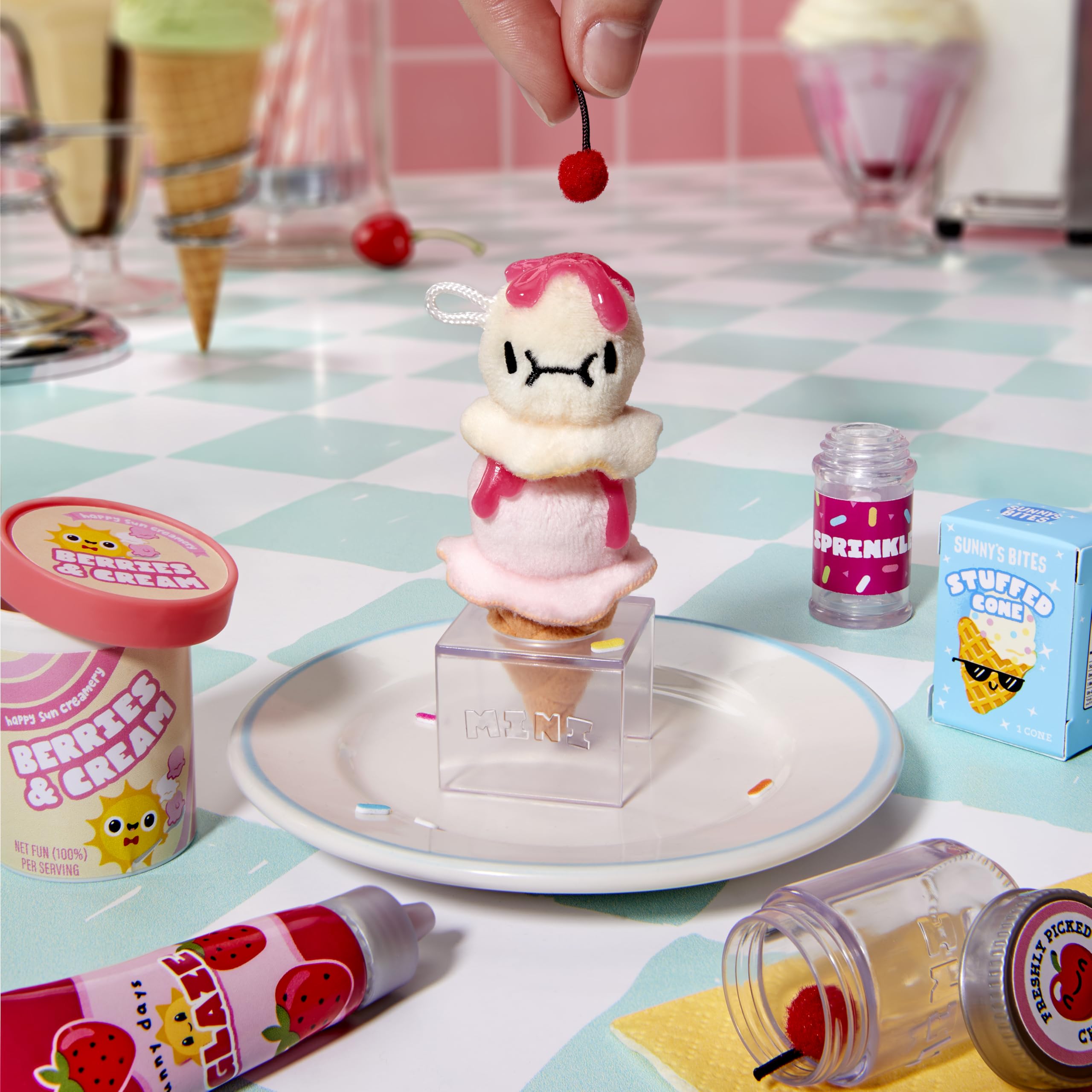 MGA’s Miniverse Make It Mini Plush – Zestaw do samodzielnego wykonania pluszowych zabawek o tematyce kulinarnej z klejem samoutwardzalnym i breloczkiem, 8 figurek kolekcjonerskich, dla dzieci od 8 lat