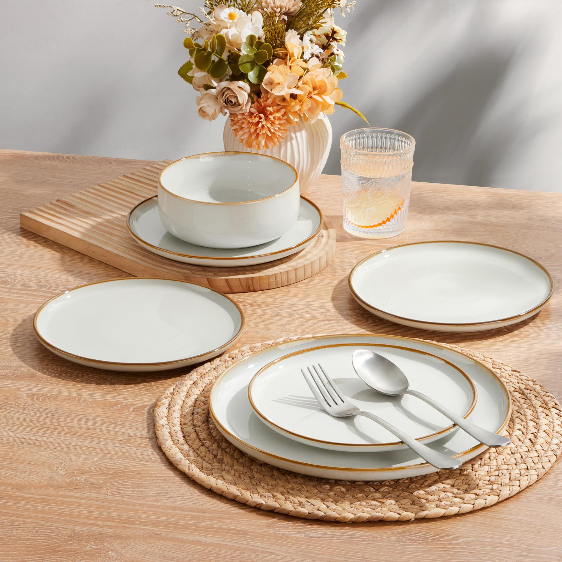 HaWare Service de table 18 pièces en grès pour 6 personnes, vaisselle en émail réactif avec assiettes et bols, résistant aux éclats et aux rayures, passe au micro-ondes et au lave-vaisselle, blanc