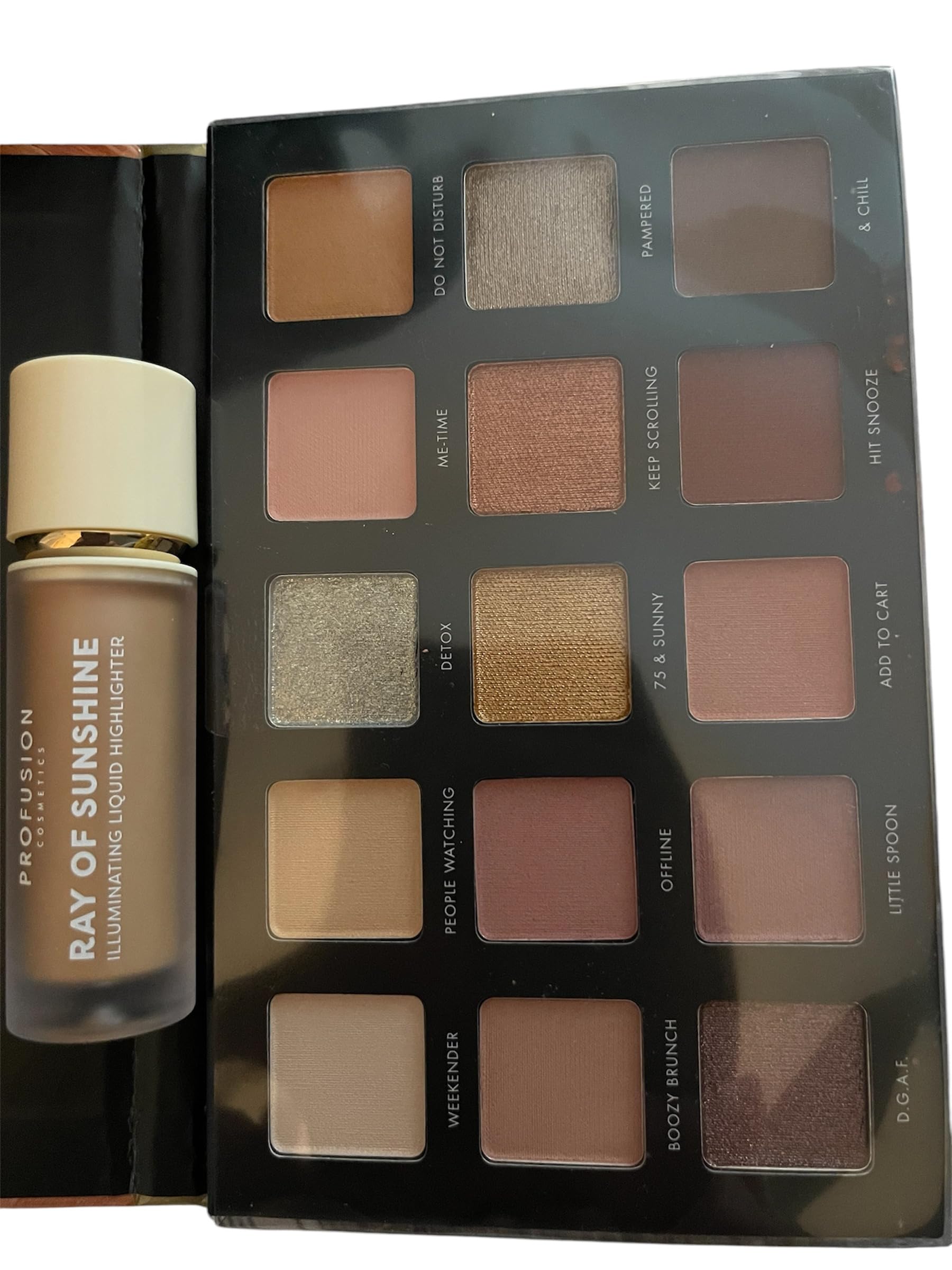 1 eyeshadow palette with 15 colors and 1 liquid highlighter (4mL)