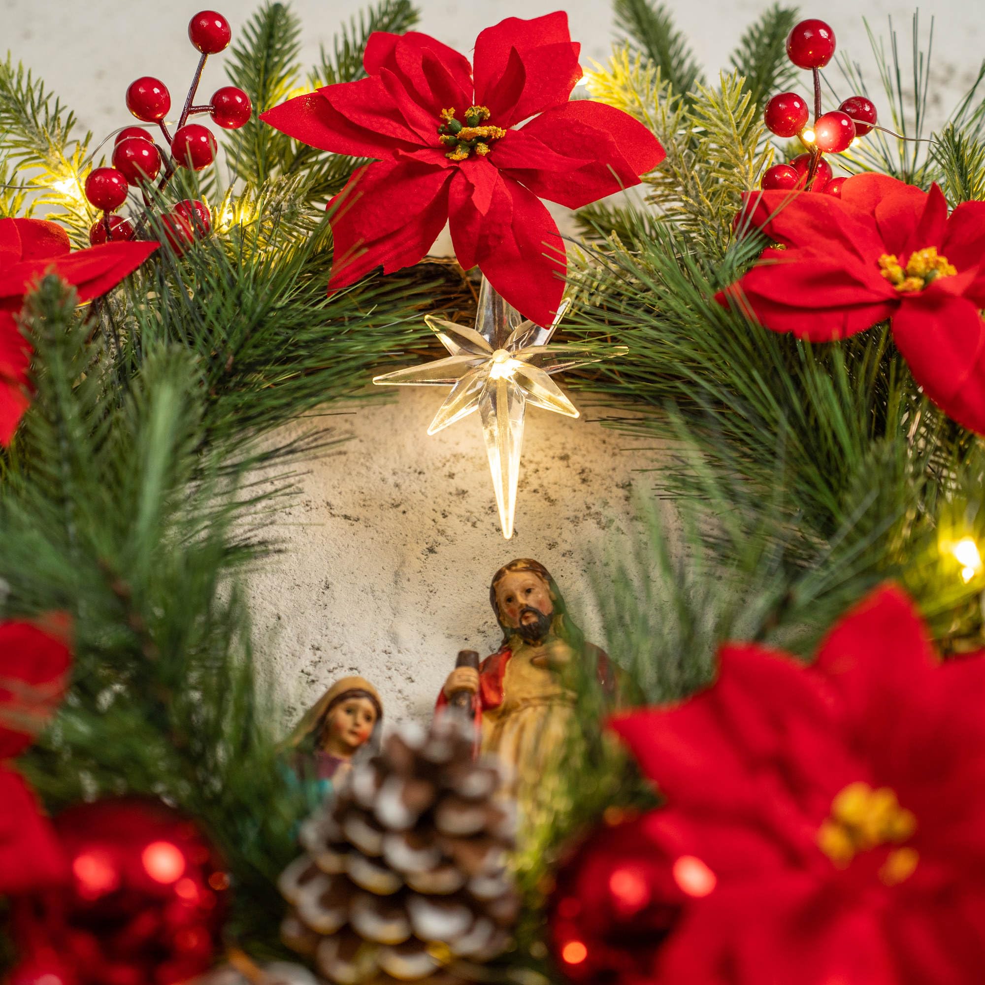 YULETIME 50,8 cm großer Weihnachtskranz mit Beleuchtung, batteriebetrieben mit 10 Lichterketten, Weihnachtskranz (Nativity Poinsettia) | Krippenstatue der Heiligen Familie, Stern von Bethlehem, Tannenzapfen, roter Weihnachtsstern und Beeren, Tannennadeln