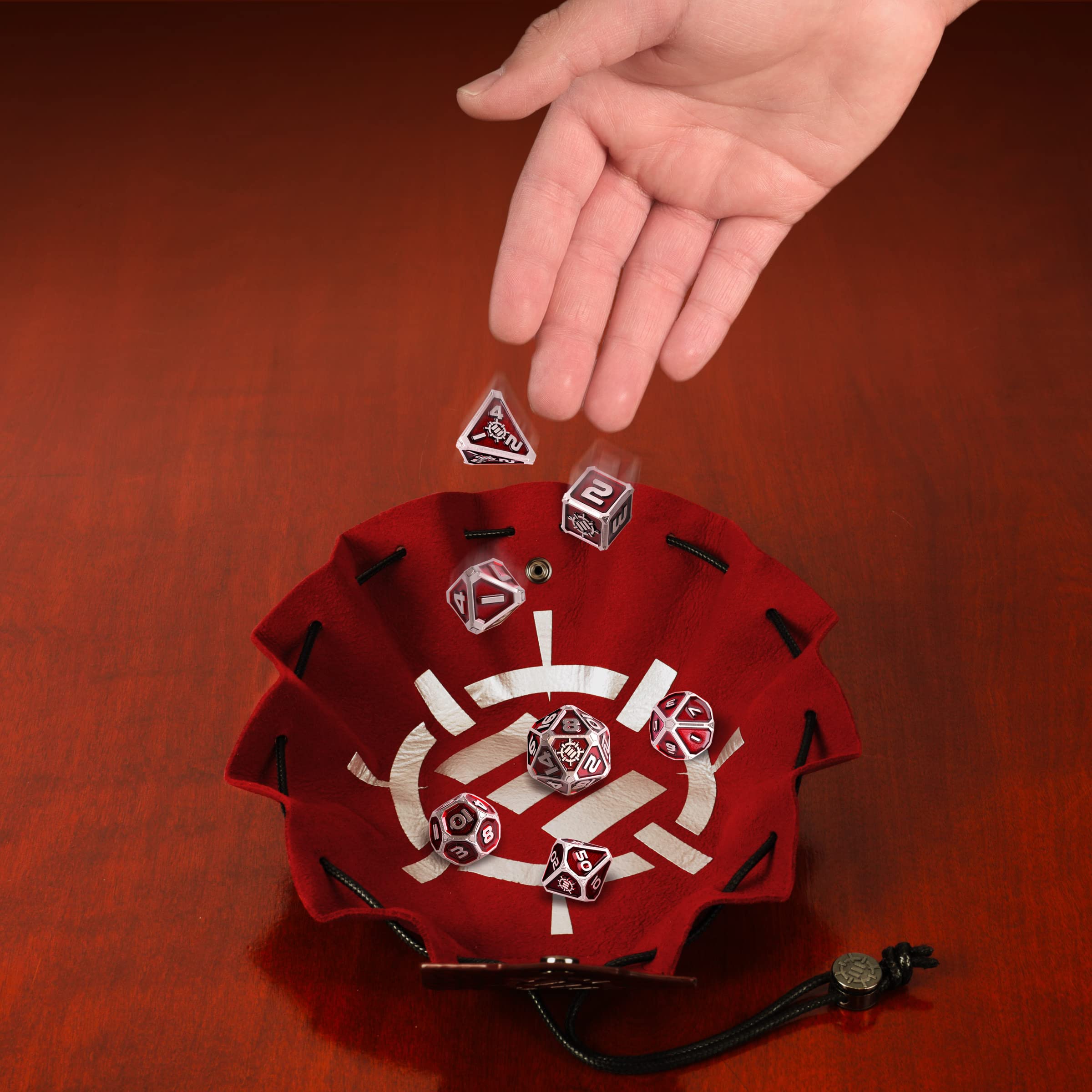 ENHANCE DND Metal Dice Set - 7 Dés Polyédriques avec Sac à en Cuir Végétalien 2 en 1 et Plateau à, D&D en Métal Solide pour Donjons et Dragons, RPG (Édition Collector Rouge)