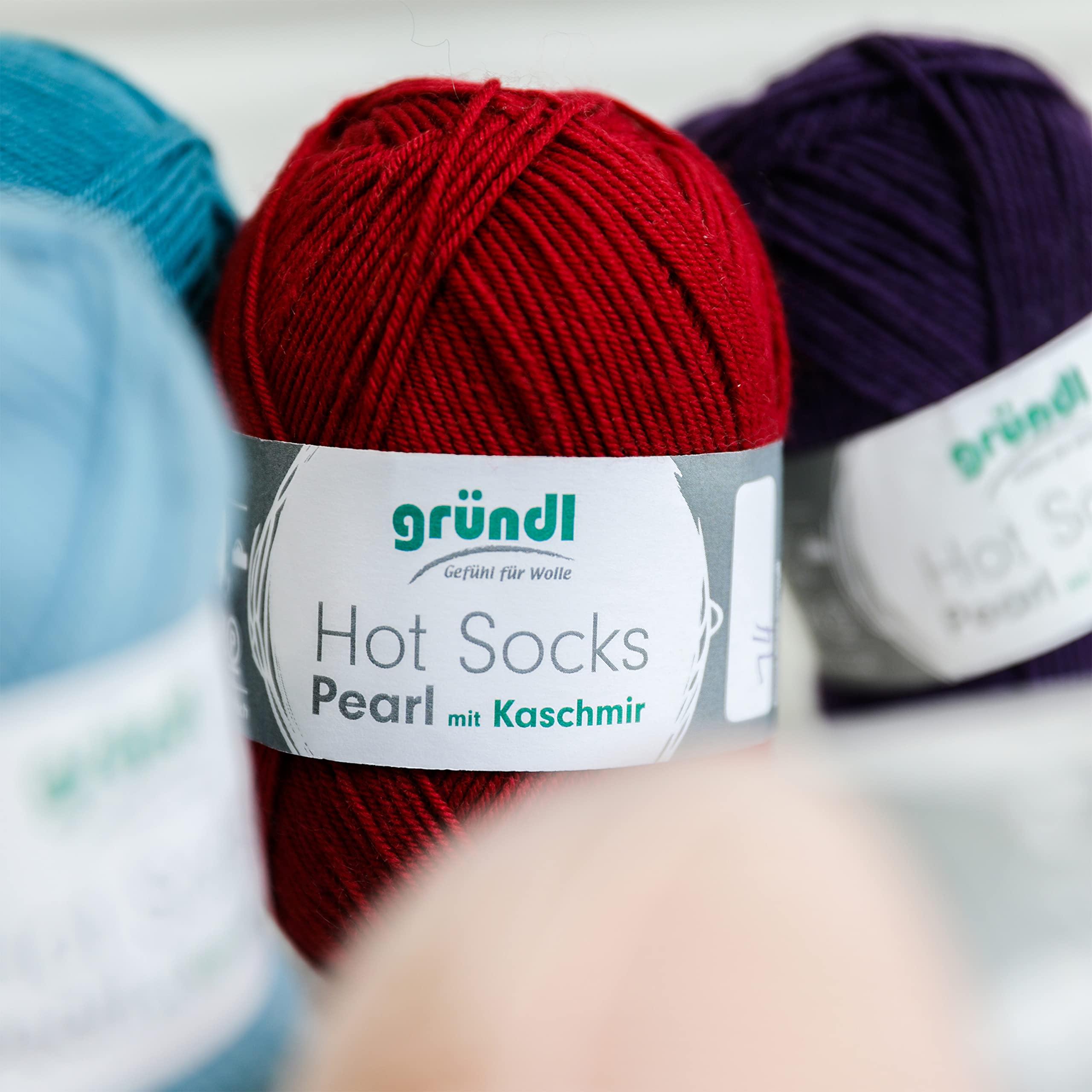 Gründl Hot Socks Pearl uni Strickwolle 10 x 50 g, schwarz | kuschelig weiche Sockenwolle aus 75 % Merinowolle 20 % Polyamid, 5 % Kaschmir, 50 g / 200 m, Nadelstärke: 2,5 - 3, 50 g