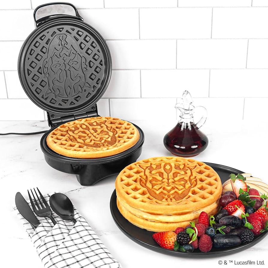 Amazon.com: Uncanny Brands Star Wars Darth Maul Waffle Maker - The