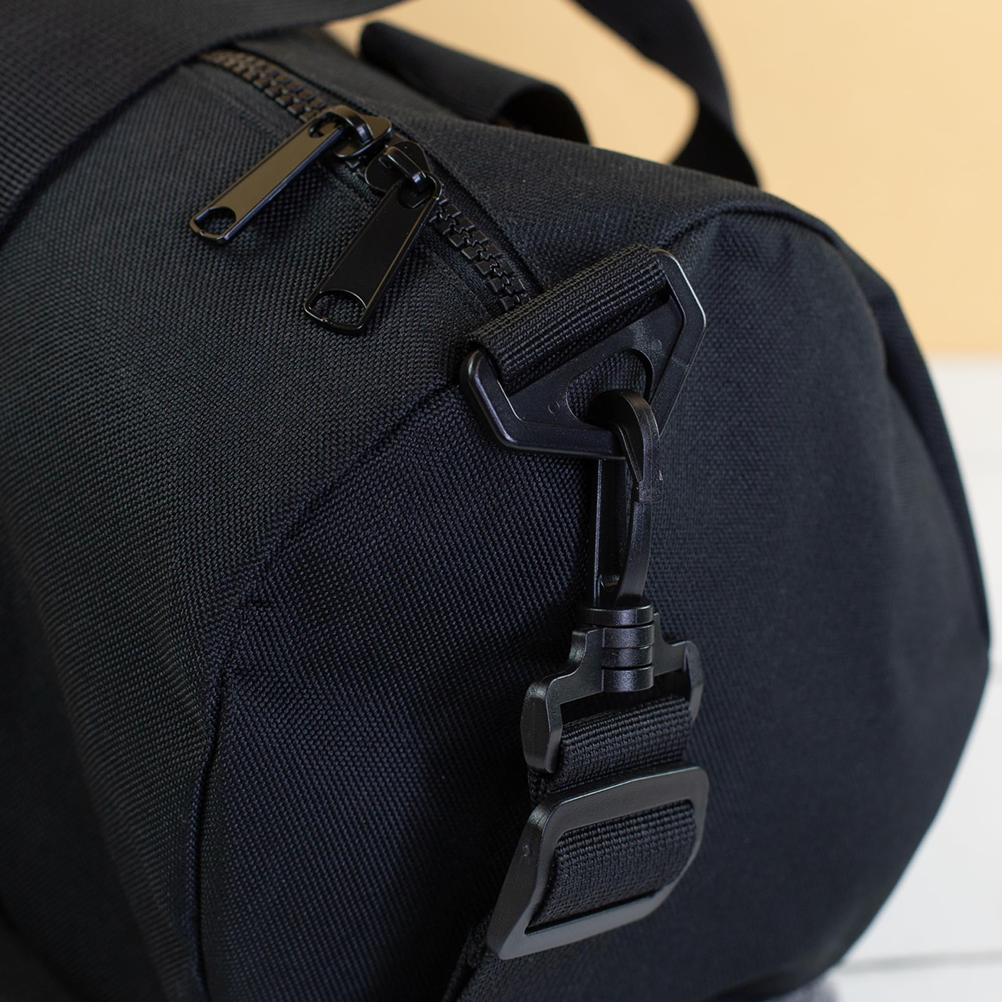 Herz & Heim® Sporttasche Fußball personalisiert mit Name – Trainingstasche für Fußballer – Sport Tasche als Geschenk – Duffle Bag für Fußballtraining, Verein & Freizeit (55 × 28 × 28 cm (B/H/T))