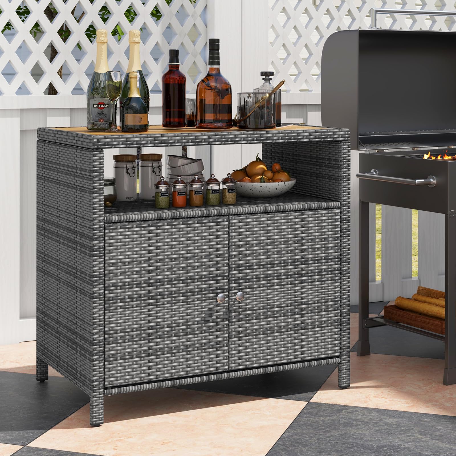 GYMAX Gartenschrank Rattan Terrassenschrank Doppeltür Akazienholz Arbeitsplatte offenes Regal Outdoor Aufbewahrungsschrank 90x53x86 cm Grau