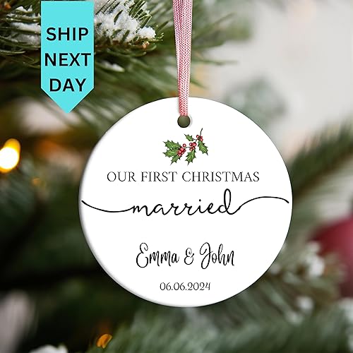 Miniatura 4 de Adorno personalizado para la primera Navidad casada 2025 Regalos personalizados para boda, compromiso o primer adorno de Navidad Elegante recuerdo