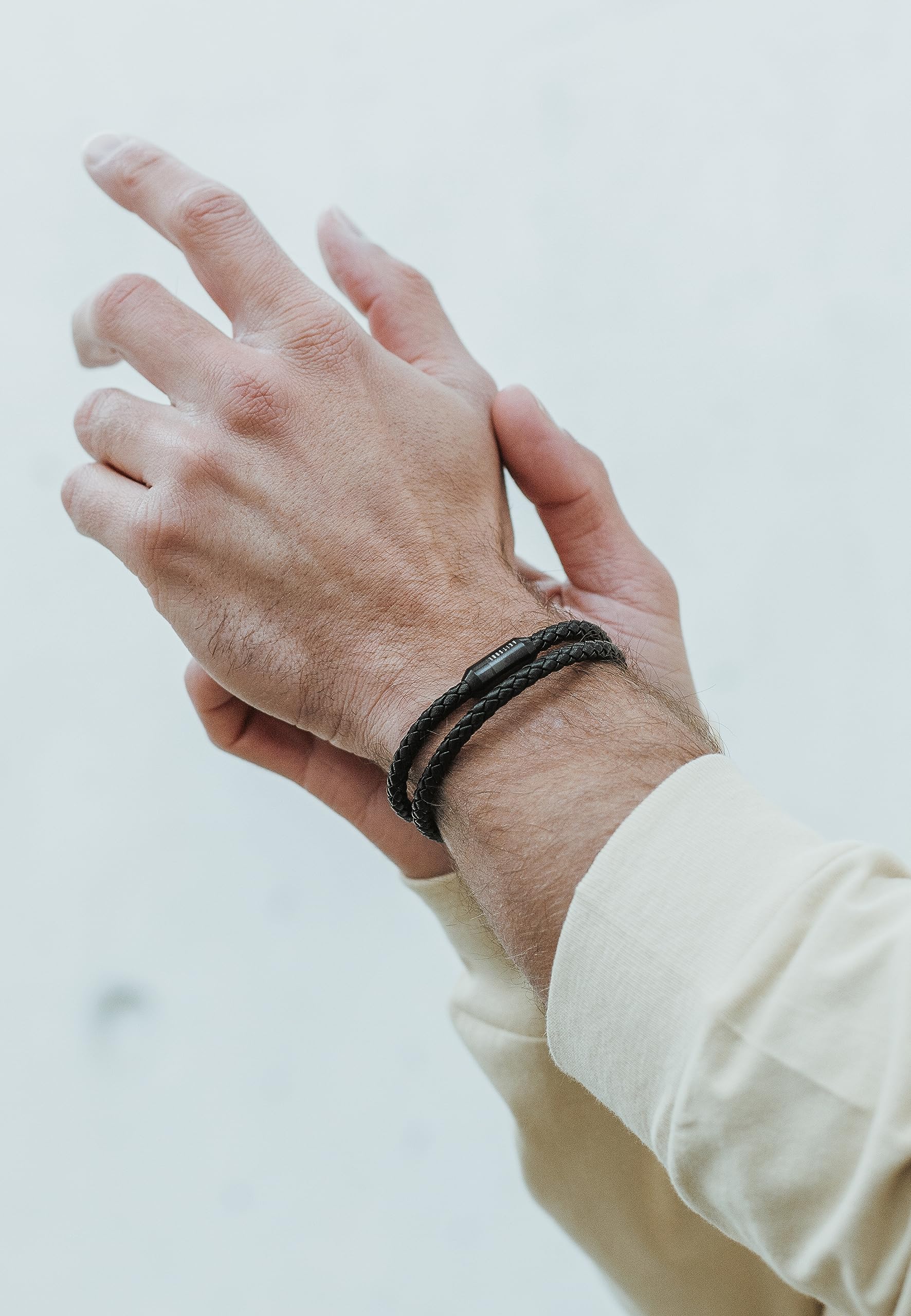 Akitsune Suprema Magnetisches Lederarmband | Armschmuck Damen Herren Edelstahl Doppelt Gewickelt Armband Mattschwarz