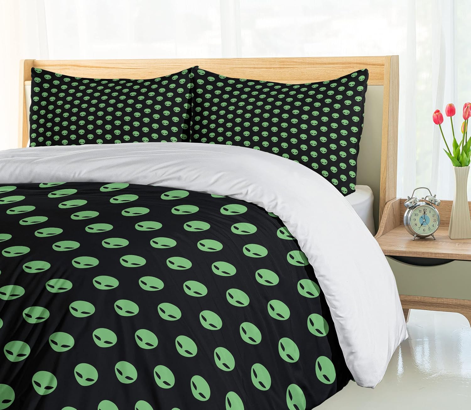 Ambesonne Alien Duvet Cover Set, Supernatural Martiansal Beings from Other Planets Head of an Alien, Decorative 3 Piece Bedding Set with 2 Pillow Shams, Queen Size, Fern Green Black Queen Fern Green Black