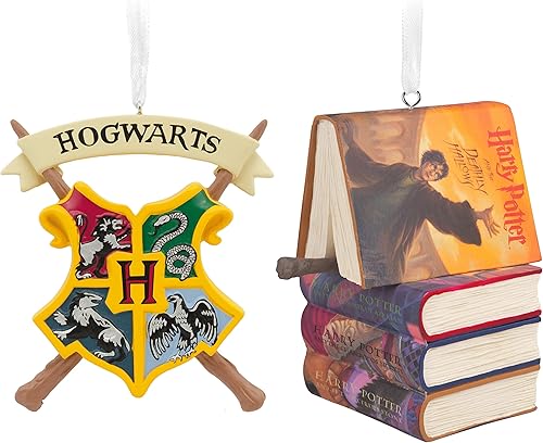 Hallmark Harry Potter Hogwarts Cresta y libros apilados con varita, adornos de Navidad, juego de 2 (0003HCM1141)