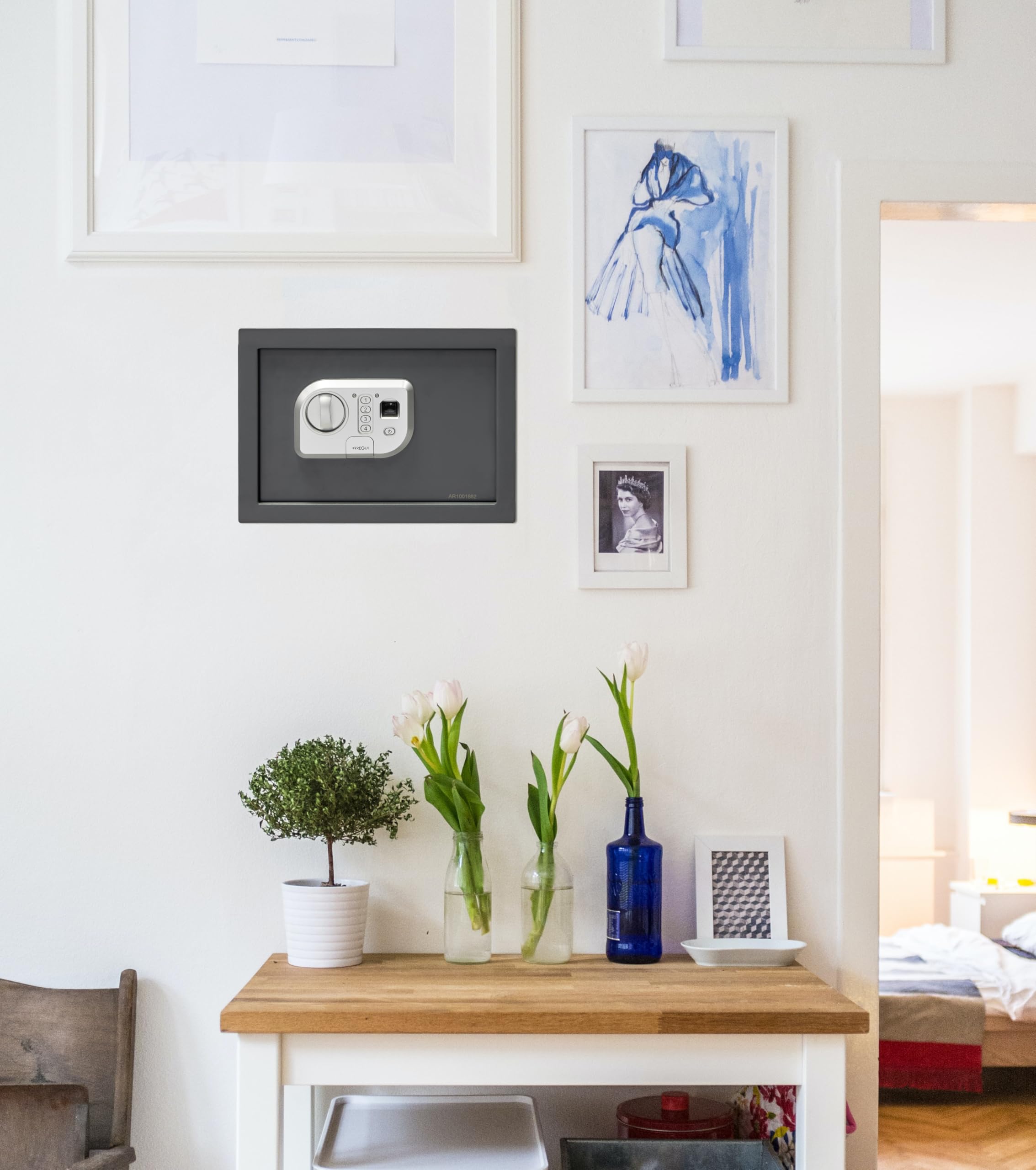 ARREGUI Print 141520 Caja fuerte de empotrar a pared con apertura mediante huella dactilar o con codigo|Caja de seguridad con lector biometrico para casa y hogar|Fundo extensible 26 x 35 x 15/25 cm