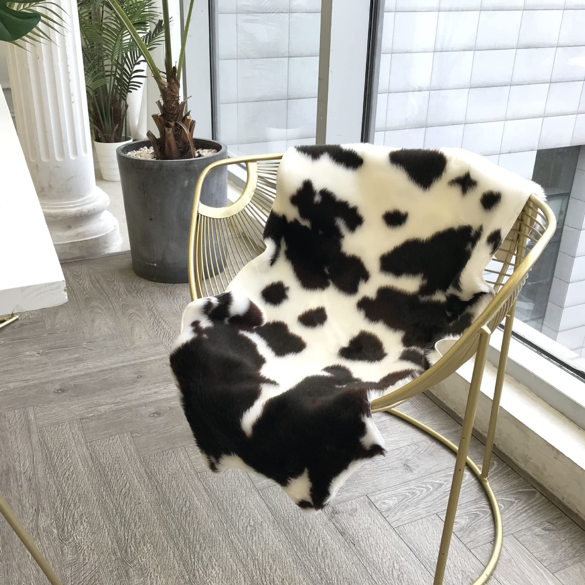 Tapis de sol irrégulier pour dynamiser un salon trop classique