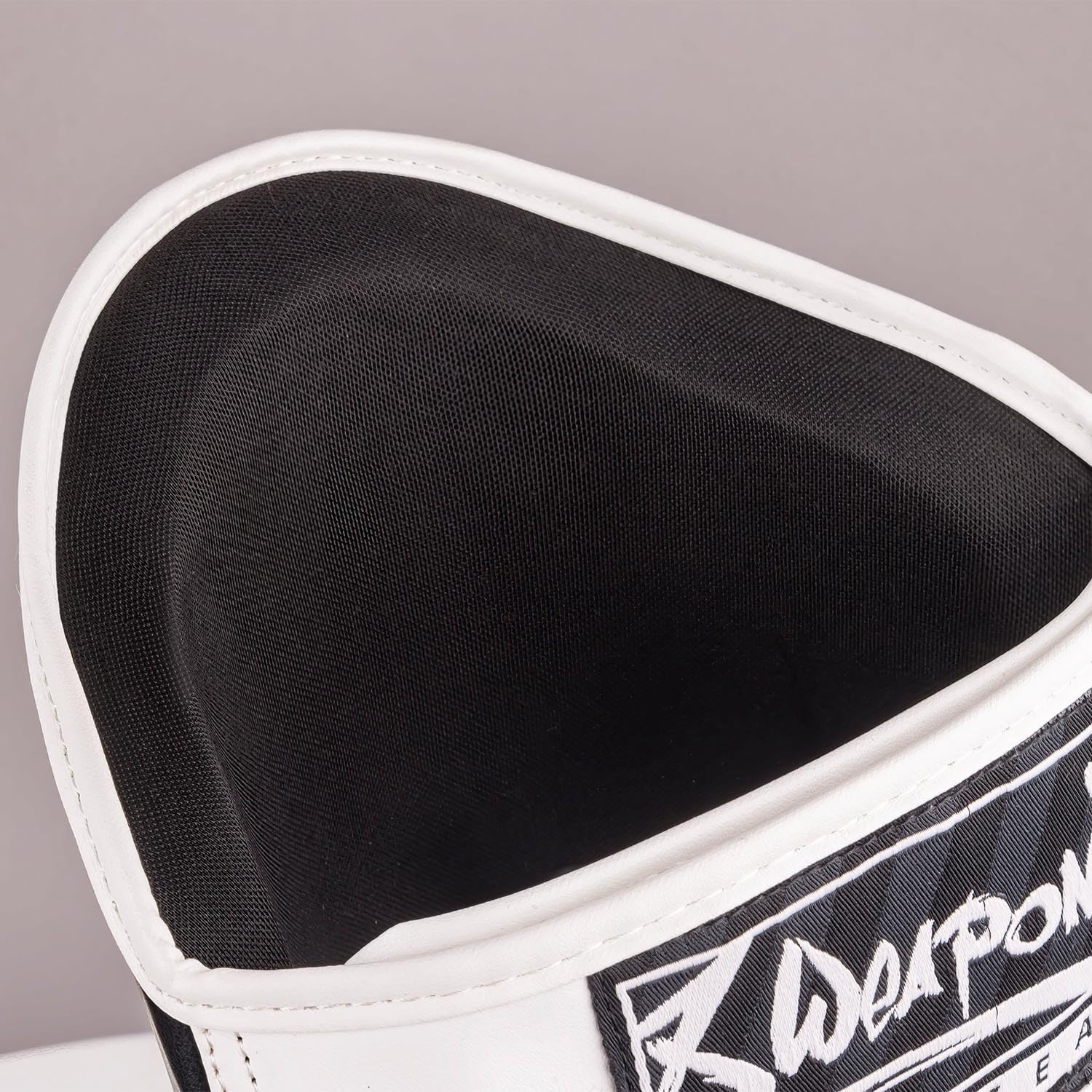 8 WEAPONS Schienbeinschoner Unlimited 2.0, Schwarz-weiß, Training & Wettkampf, Hochwertiges Kunstleder und perfekte Dämpfung, Muay Thai, K1, MMA, Karate & Kickboxen