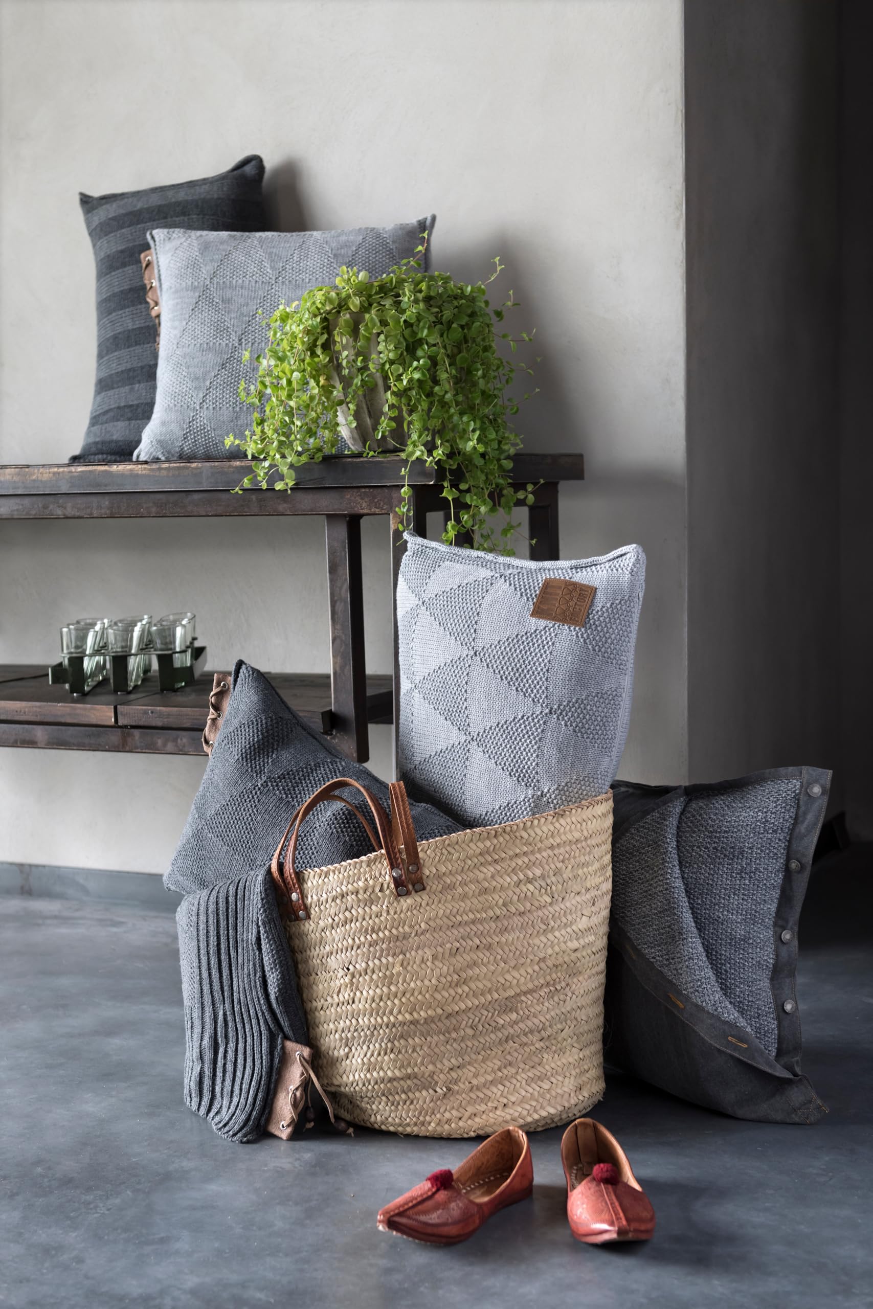 KNIT FACTORY - Jesse Rechteckiges Zierkissen - Anthrazit - 60x40 cm | Sofakissen mit Füllung und Bezug - Couchkissen - Zierkissen - Gestrickter Dekokissen - Zeitloses Design