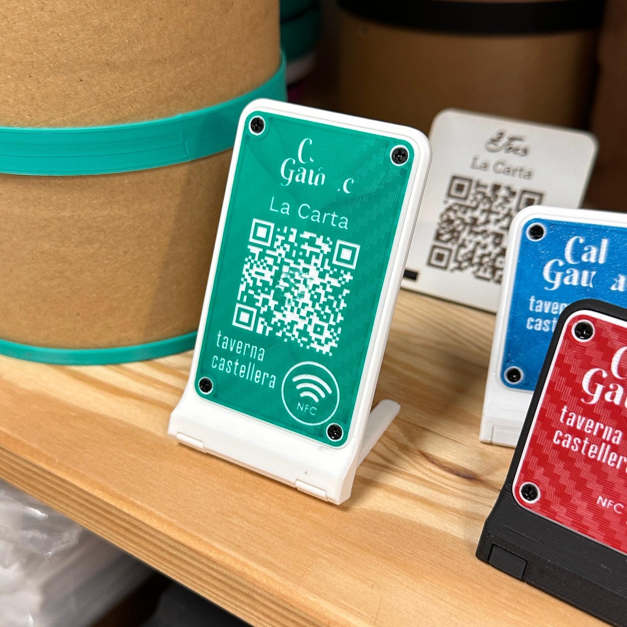 NIPRO Cartel QR para Mesa Personalizable | Códigos QR para Carta, Red Wifi, Valoraciones o Redes Sociales | Para Bar o Restaurante | NFC y/o Peana Opcionales | Lote 10 ud (43 x 70 mm)