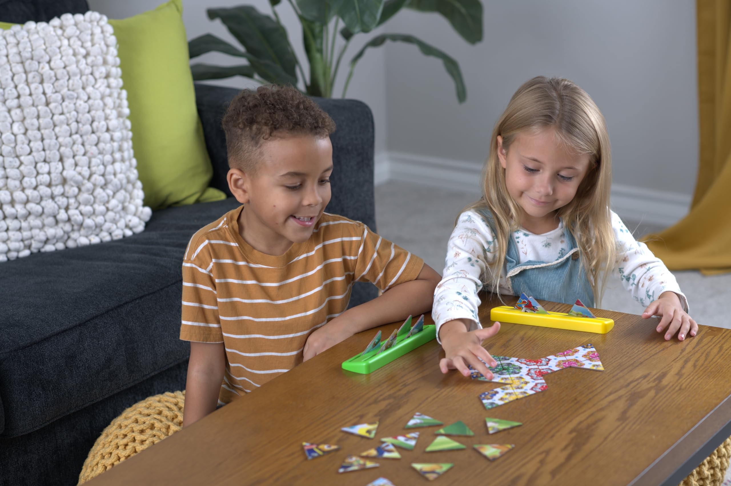 Triominos Junior - edycja Psi Patrol - Domino dla dzieci od 4 lat - 3-stronne Domino - Gra Obserwacyjna i Stowarzysząca - Dwustronna Triomino lub Puzzle