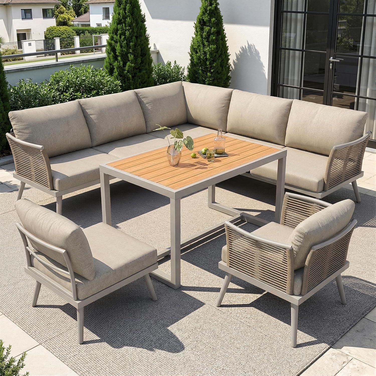 Ensemble Salon de Jardin Modulable 7 Places en Forme de L, Canapé d'Angle avec Accoudoirs Tressés et Structure Fer Antirouille, Table Basse en Bois Composite WPC, Coussins Épais de 9 cm Inclus, Beige.