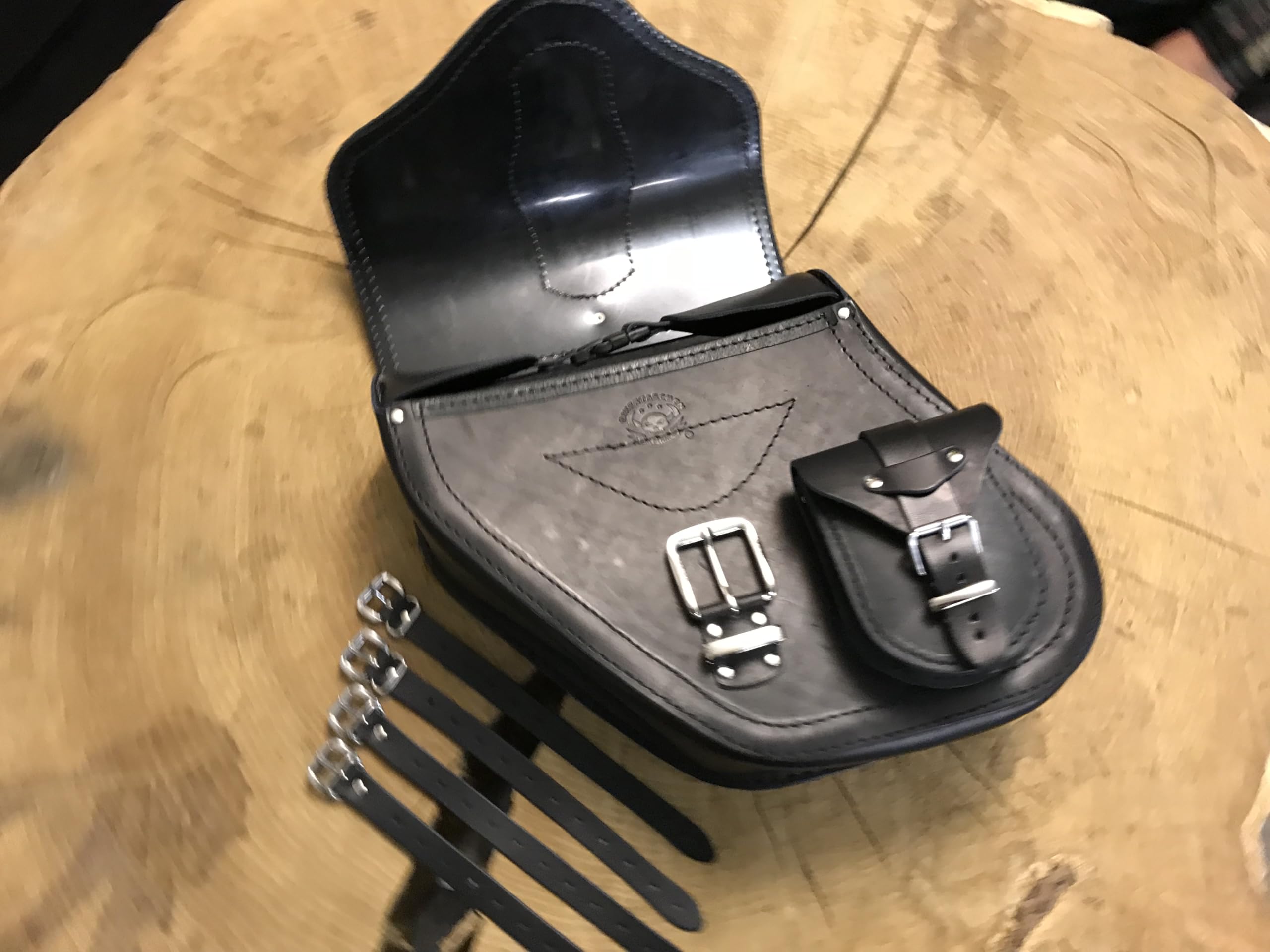 Seitenkoffer Dynamite schwarz Links kompatibel mit Harley Davidson Dyna Super Glide Fat Bob Street Bob Low Rider Sportster Rahmenkoffer Leder Koffer HD
