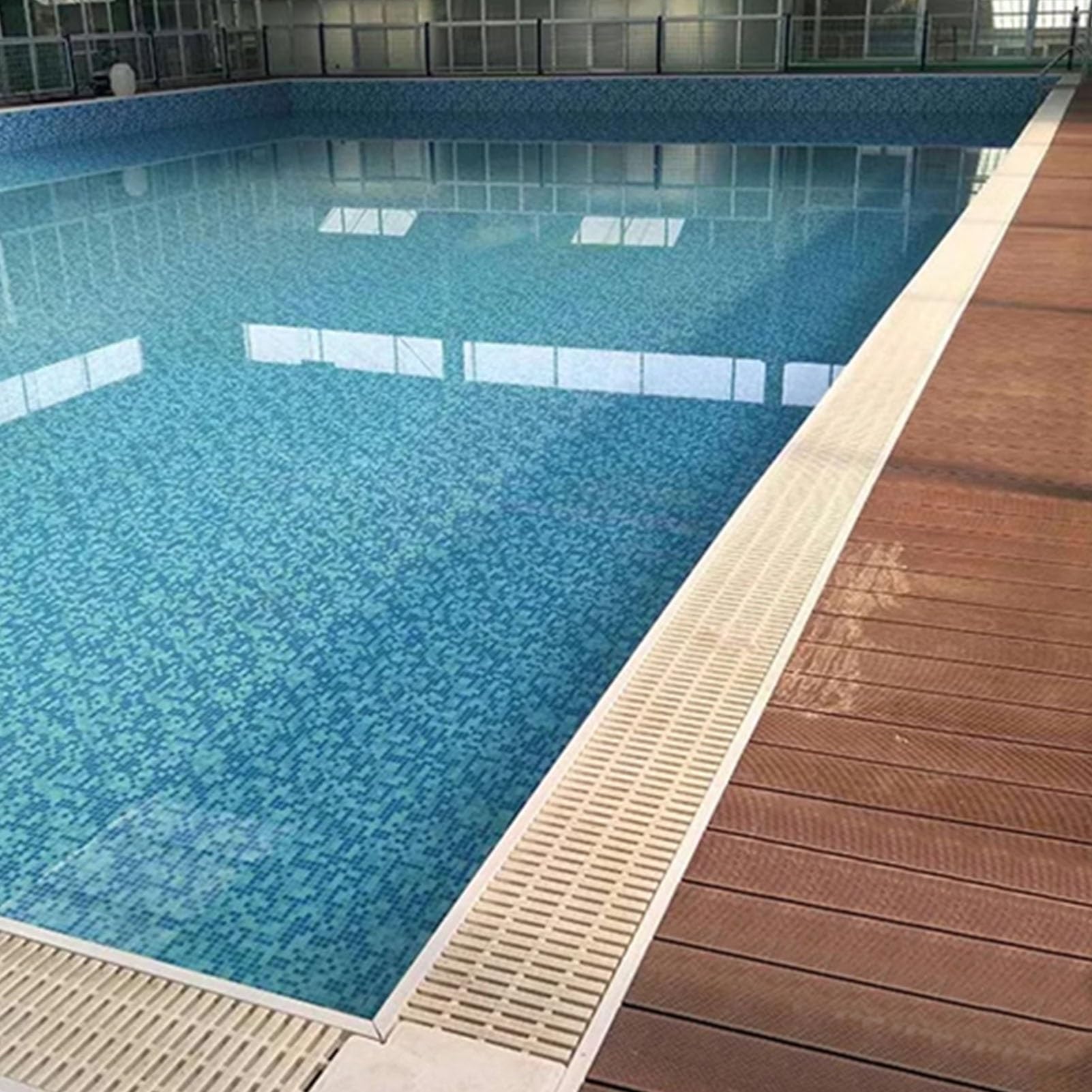 Generico Set di 6 Griglie di Troppo Pieno per Piscina in ABS (18 x 100 cm) - Copertura per Scarico Doccia e Filtro per Pavimento per Interni/Esterni, Ideale per Piscine, bagni e Zone umide.