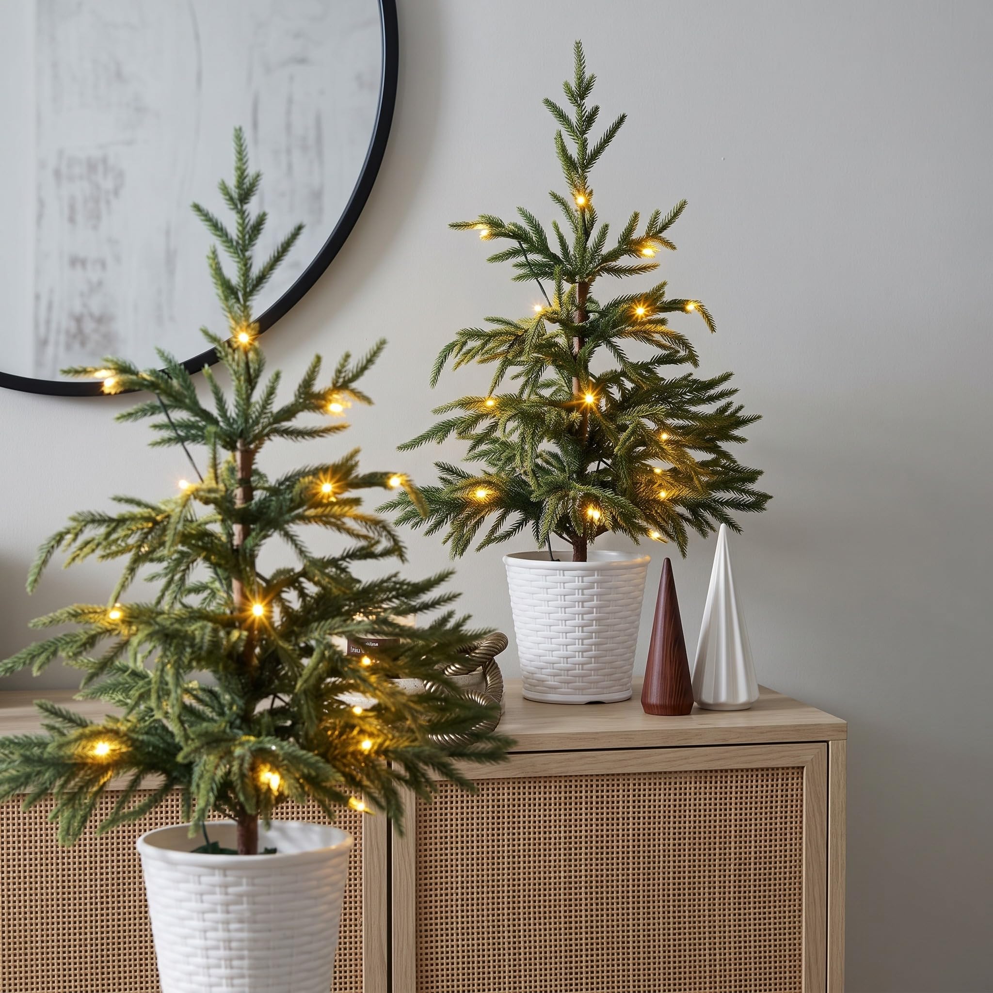 Cinnvoice Norfolk Lot de 2 sapins de Noël artificiels de 0,6 m avec lumières LED sur la table - Sapins de Noël pré-éclairés à piles pour intérieur ou extérieur - Décoration de vacances