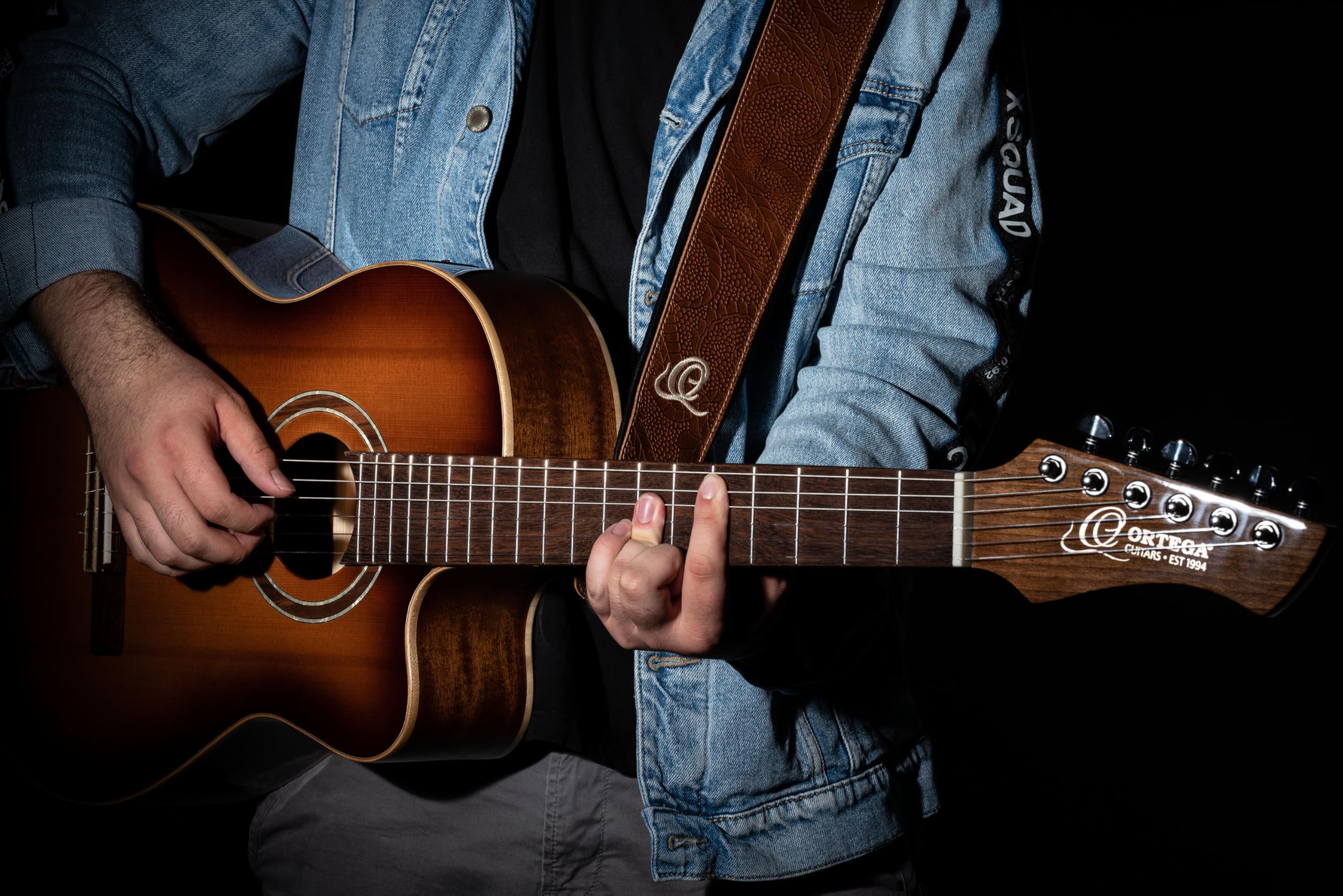 Ortega Guitars Gitarrengurt Länge Verstellbar - Akustik Gitarre / Bass, E-Gitarre, E-Bass - Custom Series - Echtleder, Natural Brown Flora (OSCU-2)