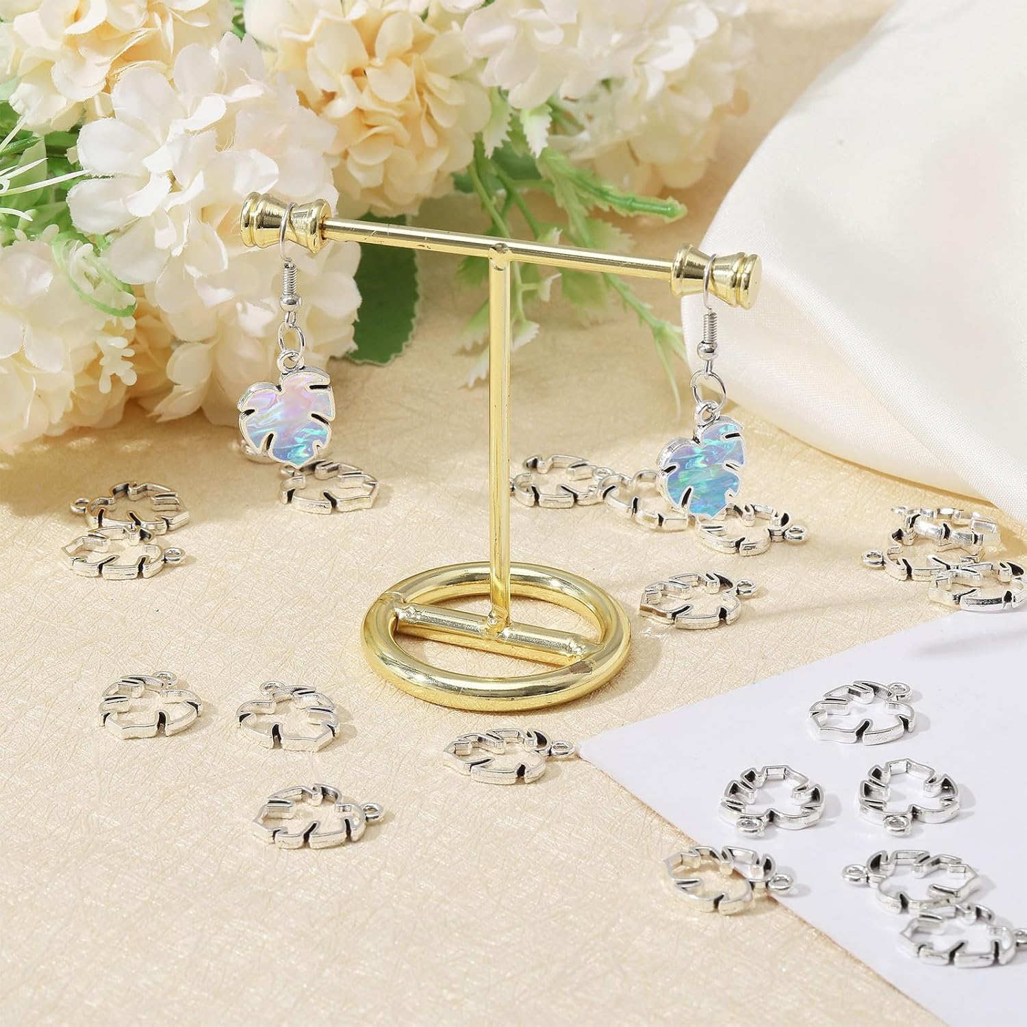 CHGCRAFT 100Pcs Maple Leaf Open Back Bezel Charms Pendants Zinc Alloy Pendants Bezel Blank Trays Geometric Hollow Frame Charms For DIY UV Resin Epoxy Resin Pressed Flower Jewelry Antique Silver - Image 5