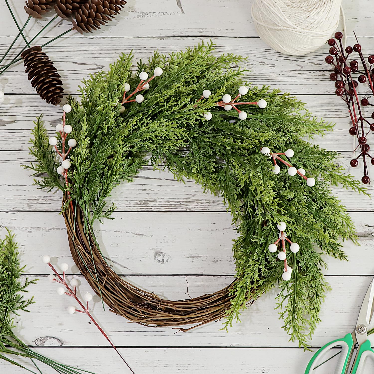 Künstliche Tannenzweige mit Beerenspieße, 32,5 cm, Weihnachtsgrünspieße, Laubzweige, künstliche Zedernstiele für Weihnachten, Vasenfüller, DIY, Basteln, Girlande, Kranz, Heimdekoration (40 Stück