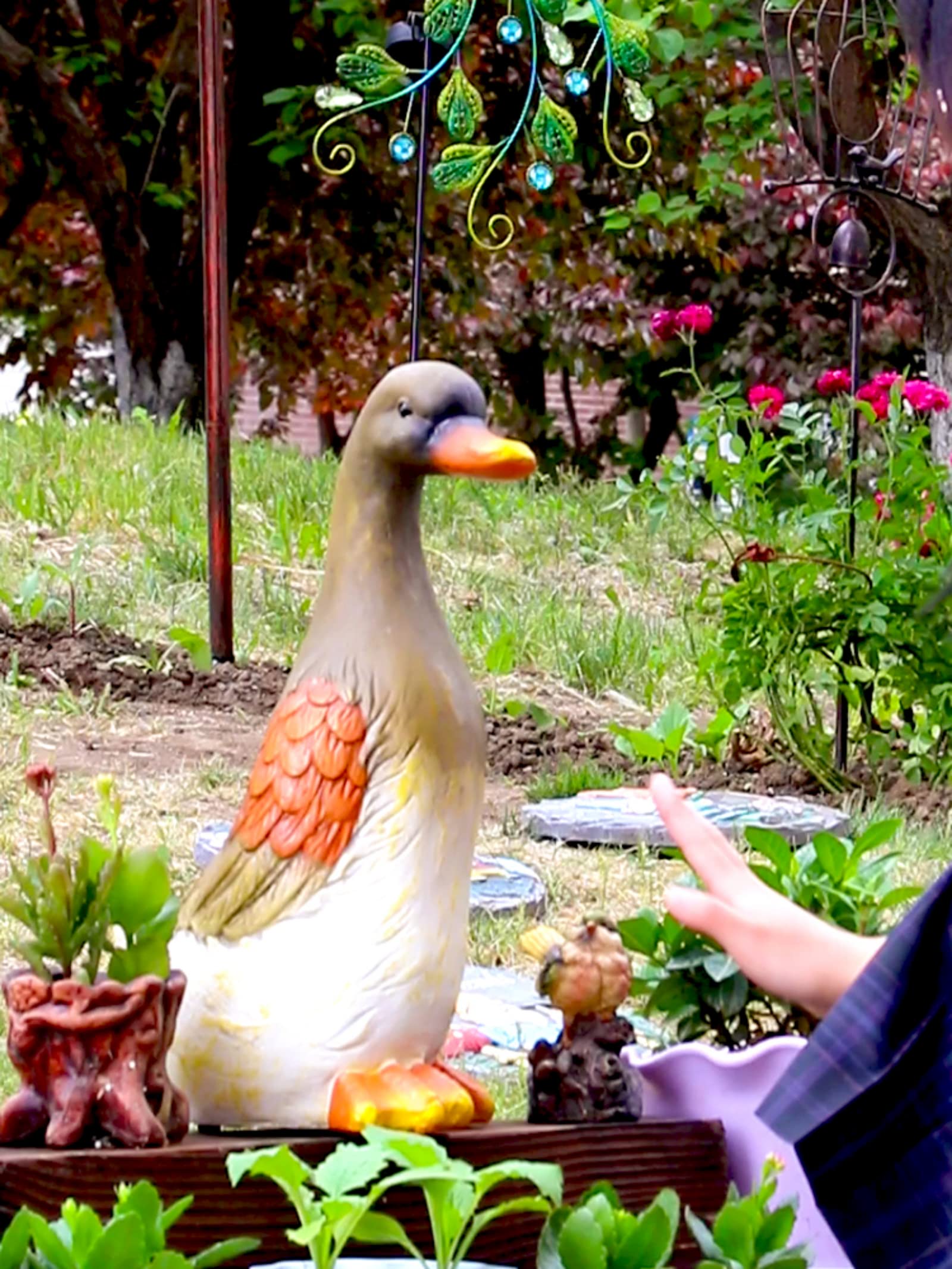 Grande statua di anatra divertente da 41 cm per esterni, simulazione di animali ornamentali, decorazione da giardino in resina per piscina, paesaggio, cortile, prato, giardino roccioso
