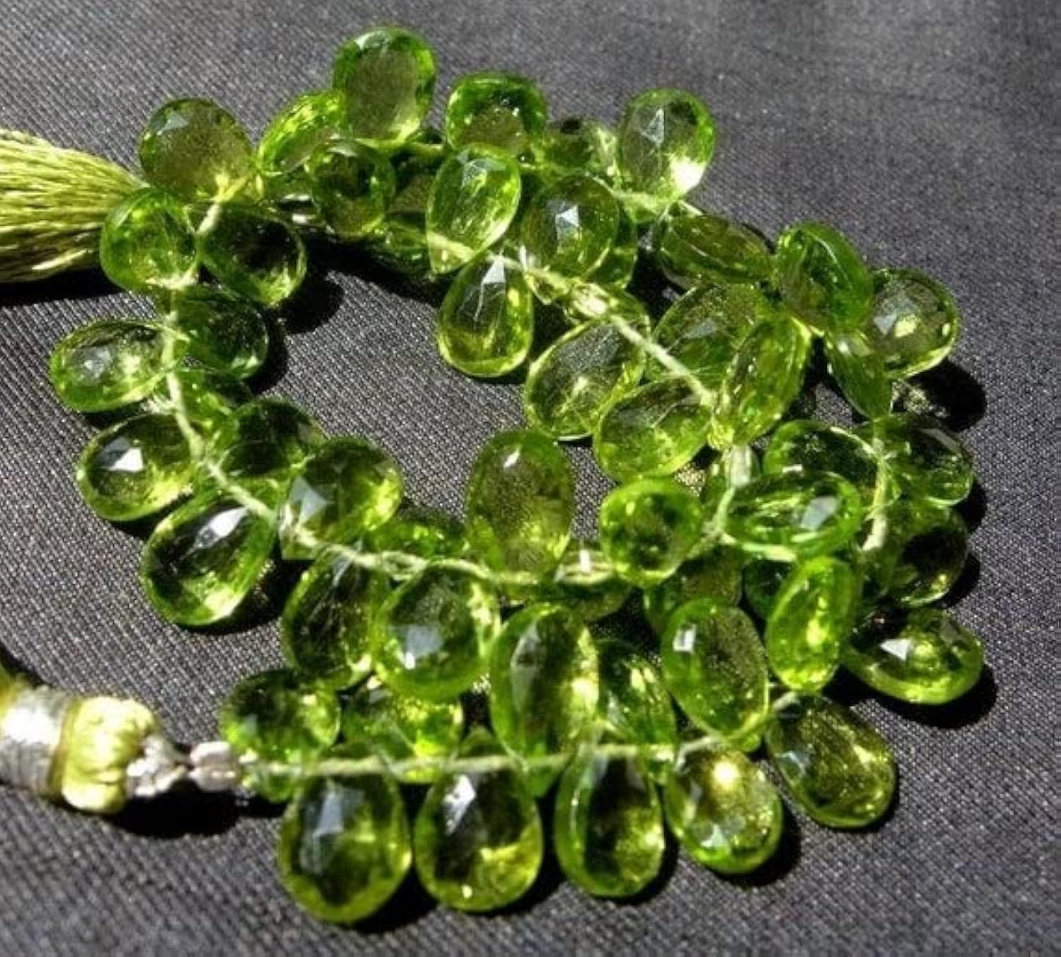 Péridot véritable en briolette poire rare pour créer un cadeau d'anniversaire mémorable