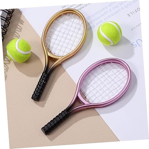 Miniatura 5 de Garneck Juego de 2 raquetas de tenis en miniatura y pelota de plástico, mini raqueta de tenis en miniatura, equipo deportivo para decoración del