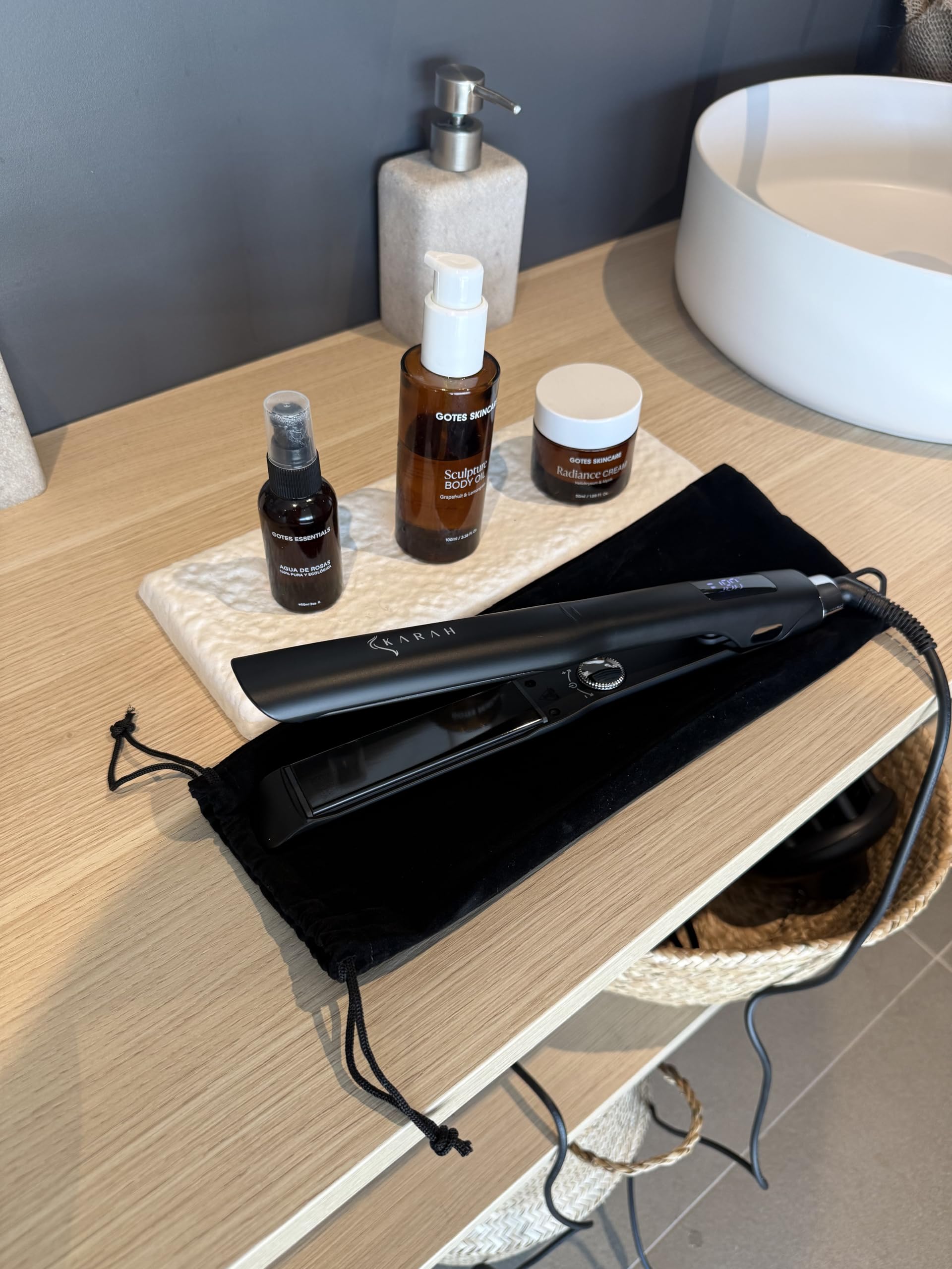 Karah Straightener Pro - Plancha del pelo profesional con placas de titanio, plancha para cabello con iones, temperatura máxima 250º para alisar y ondular, perfectas ondas surferas. Hair Straightener