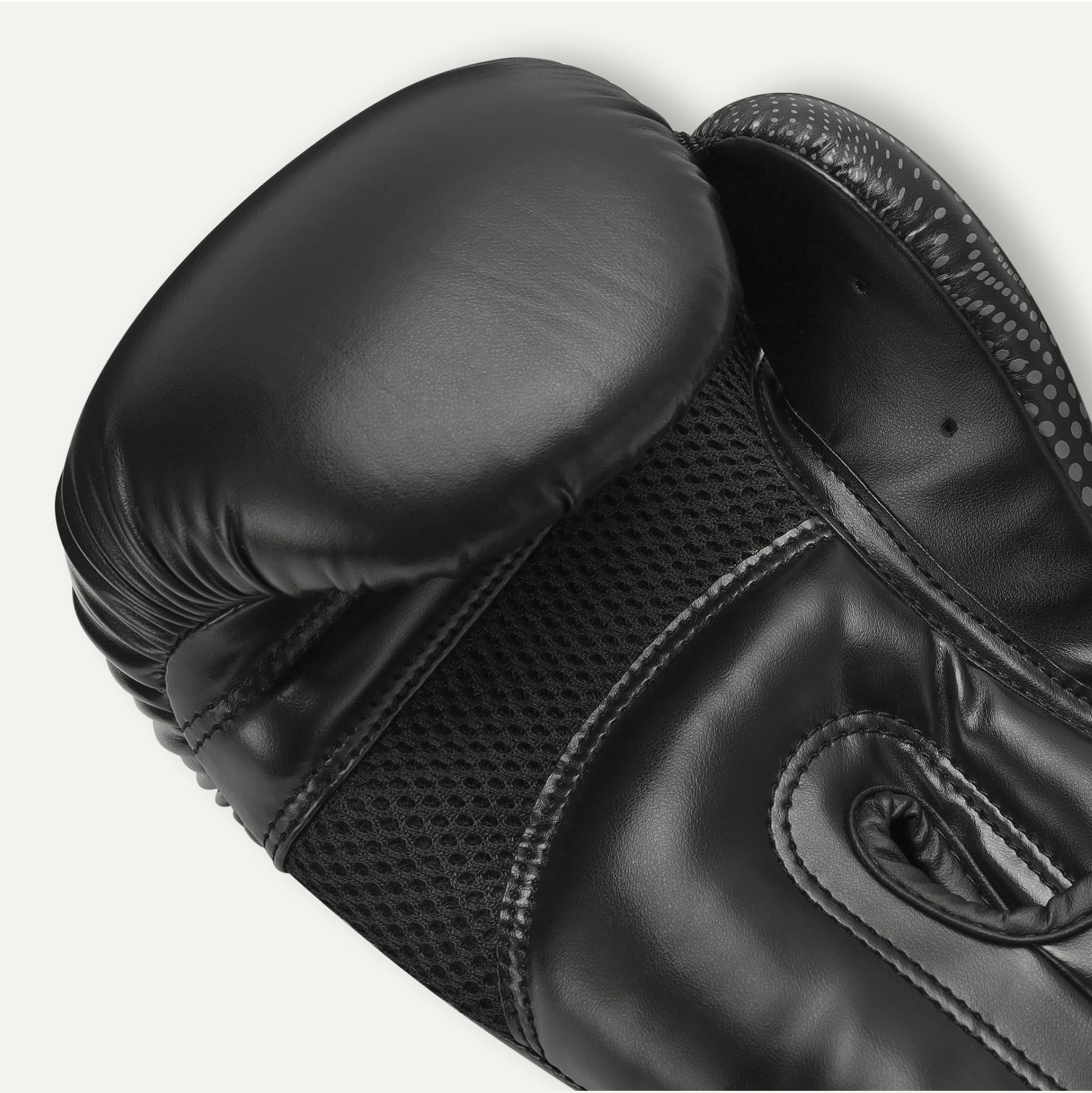 Amazon Basics Guantoni da Boxe in Pelle Sintetica per Uomo e Donna - Guanti da Allenamento per Sparring, MMA, Muay Thai - Design Ergonomico e Traspirante con Supporto Polso - Nero - 4