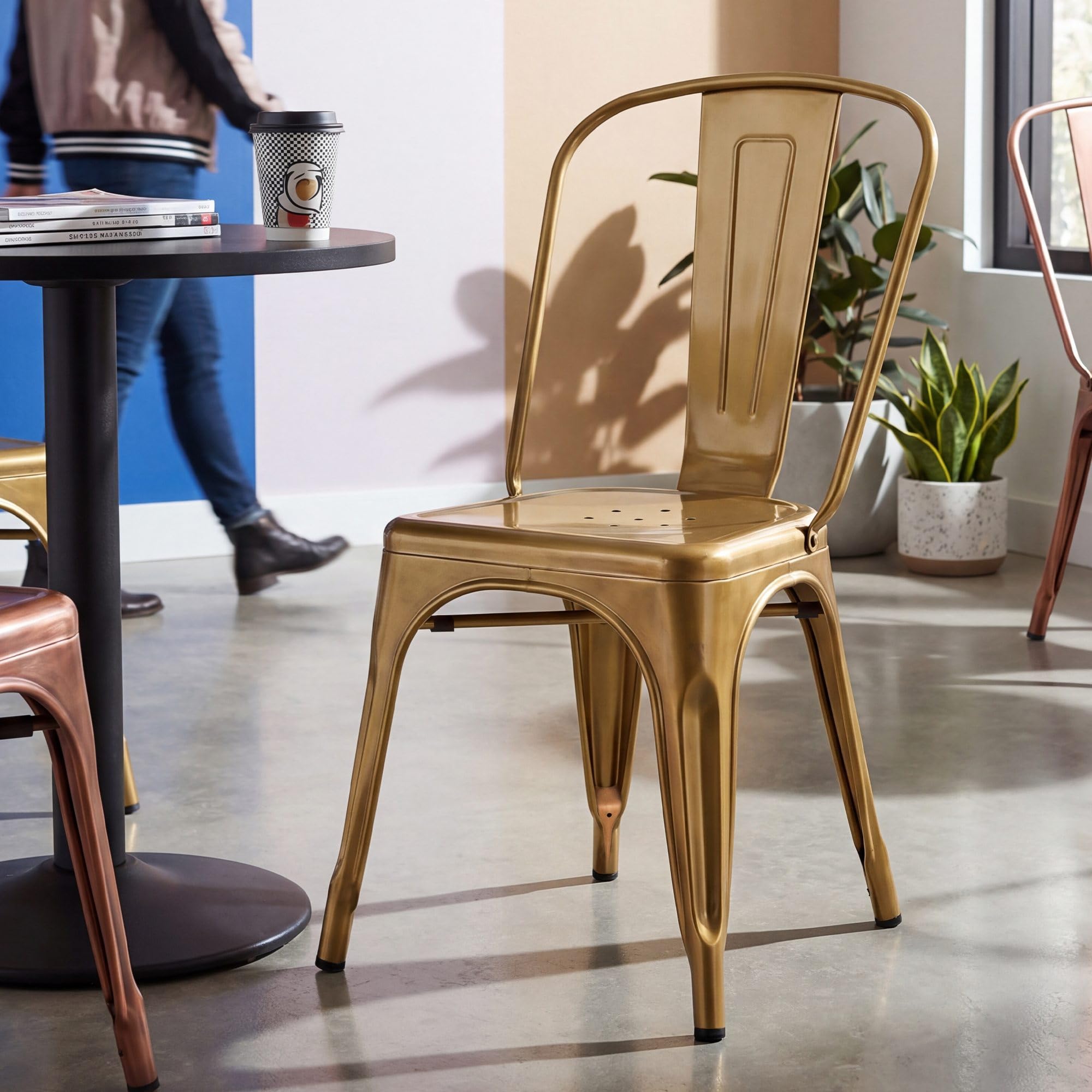 CLP Silla Apilable de Metal con Respaldo Benedikt, Silla Bistró para Hostelería y Cocina, Diseño Robusto y Resistente hasta 200 kg Color:Oro