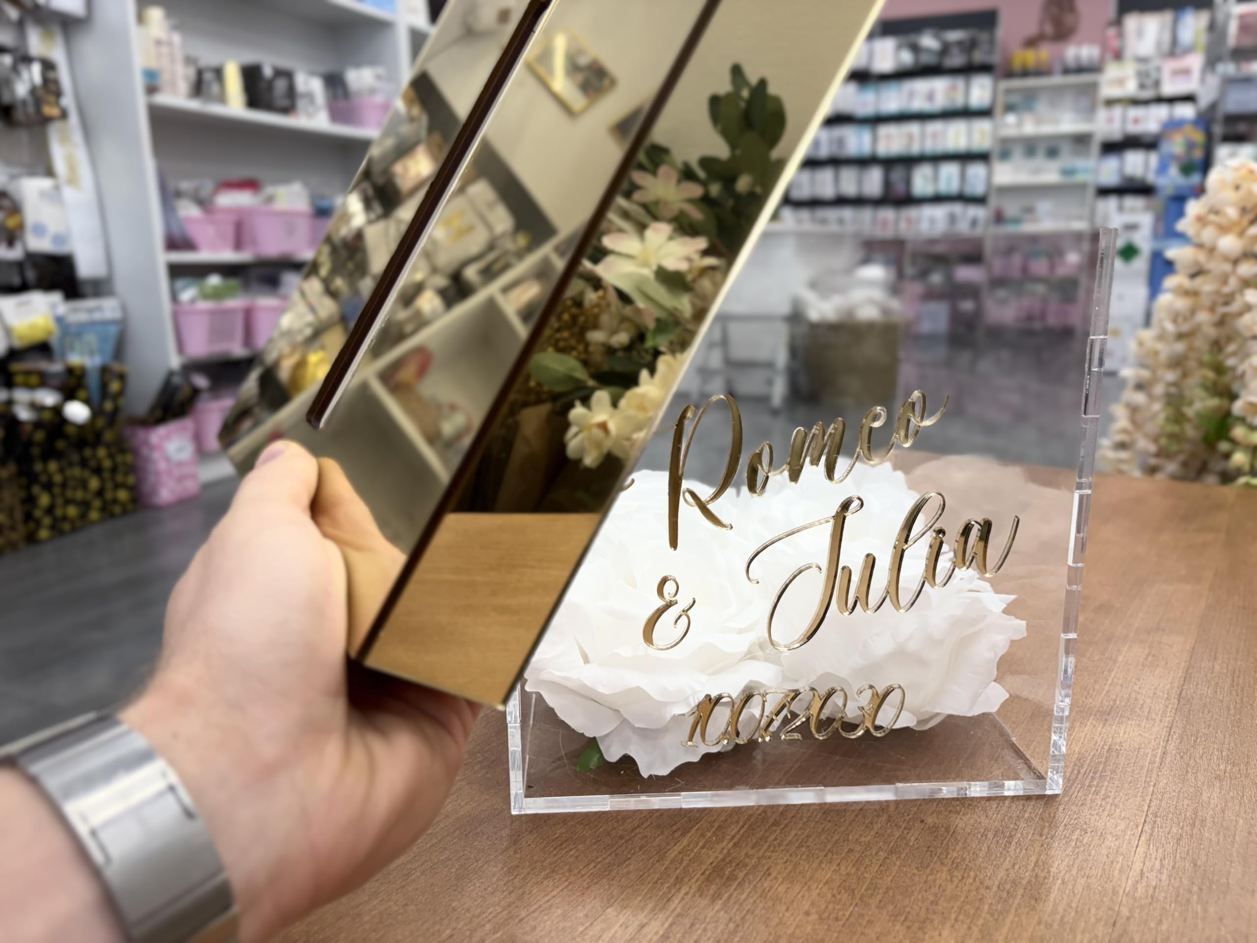 Happenings Personalisierte Hochzeitsbox für Umschläge aus Acryl – Goldspiegel, weiße Rosen, Namen des Brautpaares mit Datum – Elegante Kartenbox für die Hochzeit