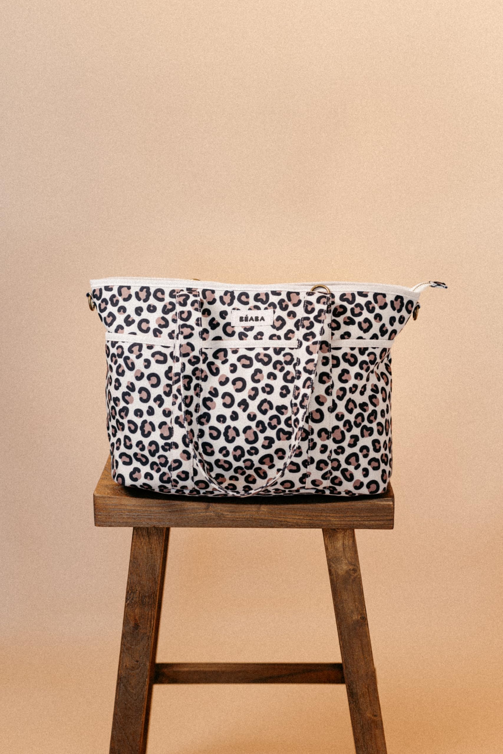 Béaba, Wickeltasche Madrid Modular 22L, großer Tote Bag, Baby-Wickeltasche für Eltern mit 11 Fächern, Isoliertasche, Kinderwagenbefestigung, Wickelunterlage, Leopard Clay