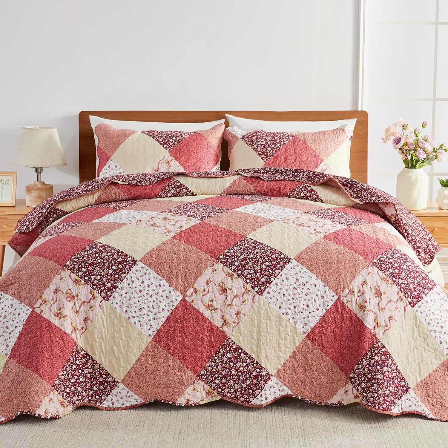 Qucover Quilted Bedspreads King Size, Multicolour Print Red Pink Beige Patchwork Quilt 230x250cm with 2 Pillow Shams, Lightweight Soft Microfiber Floral Reversible Coverlet Set for All Seasons — image 1