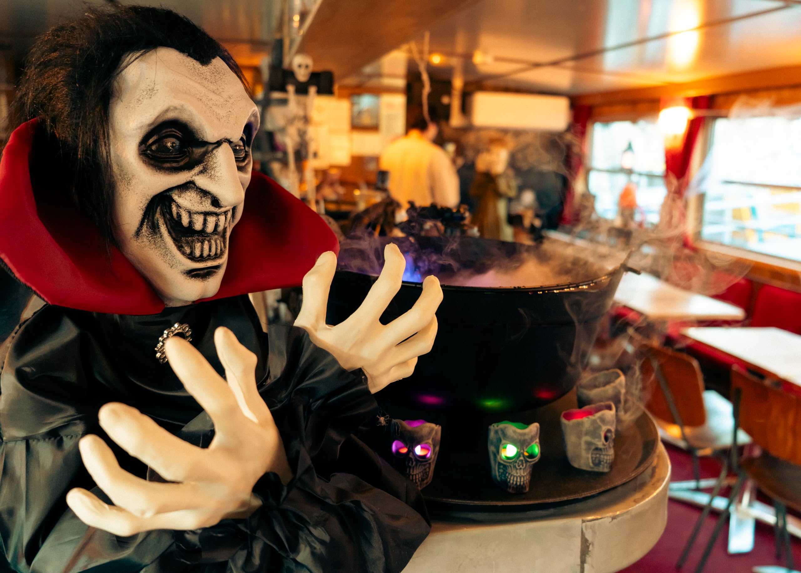 P'tit Clown - 24093 - Springender Halloween-Vampir Automat – Animierte Deko mit Sound & Licht – Batteriebetrieben (3xAAA Nicht enthalten) – 40 cm