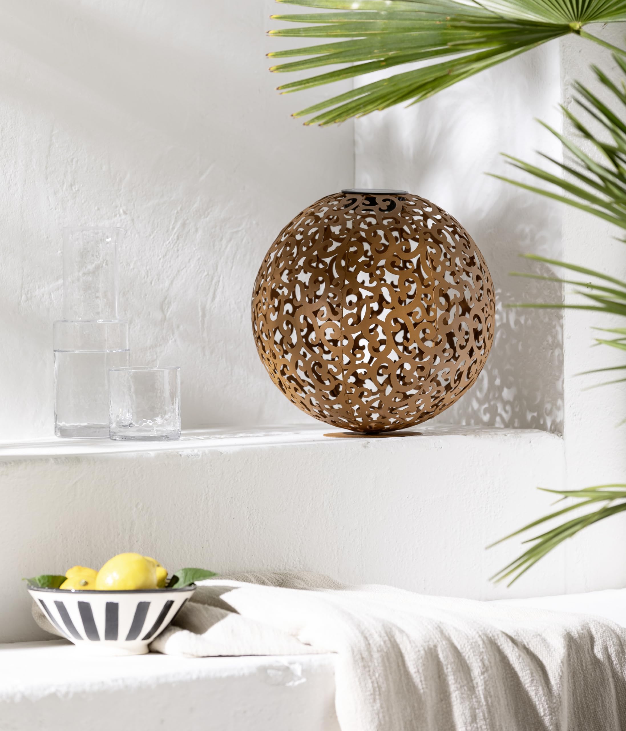 Dehner Solarkugel Lagos | Solardeko, Solarleuchte, Gartenbeleuchtung | Gartenkugel, Deko, Gartendeko, Outdoor | edelrostfarben, Metall | Ornamente | mit Erdspieß und Bodemplatte | Ø 30 cm