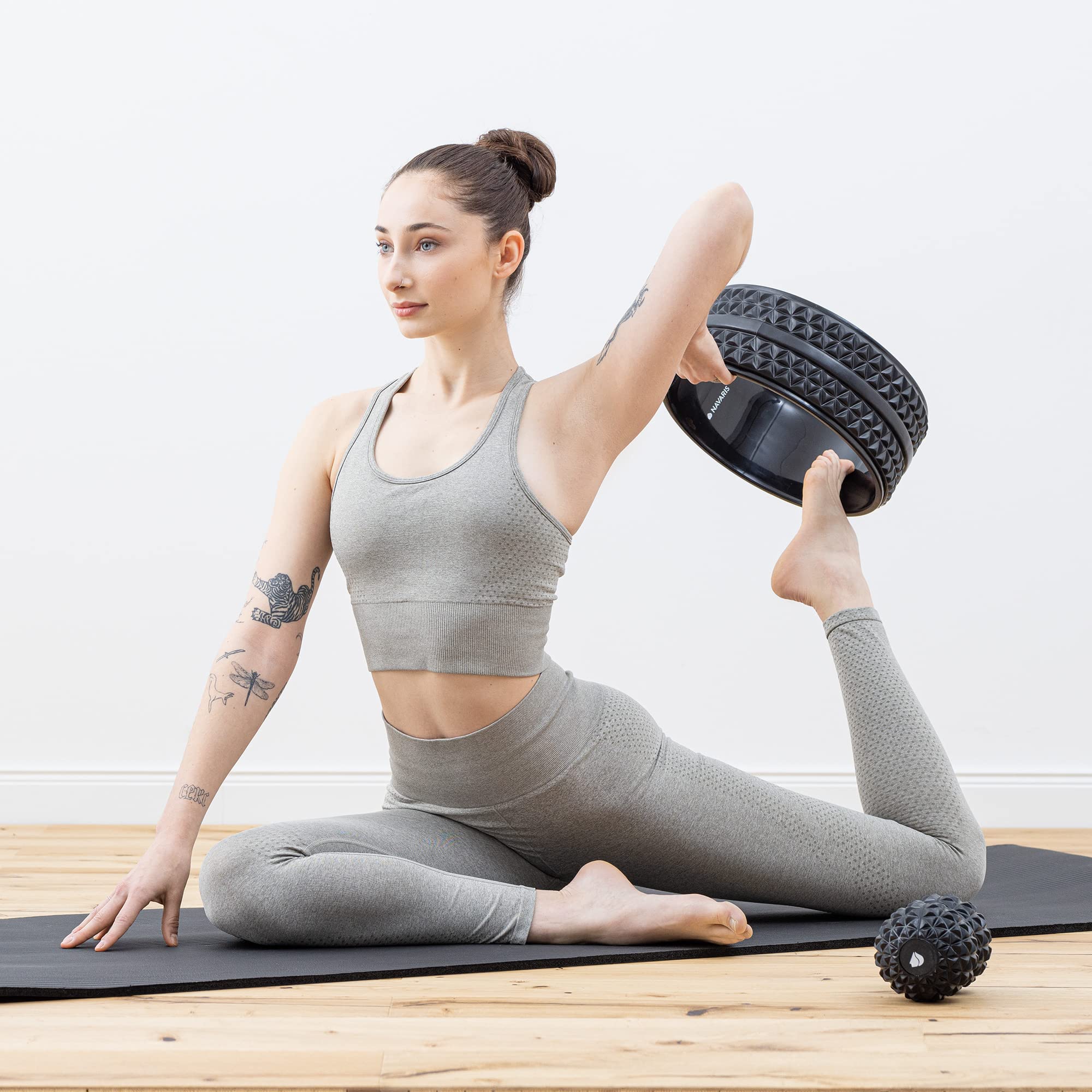 Navaris Set de Yoga y Pilates - Kit Texturizado Doble de 1x Rueda y 1x Bola de Masaje - 1x Aro de Ø 33 cm con 1x Pelota Doble para masajes - Negro
