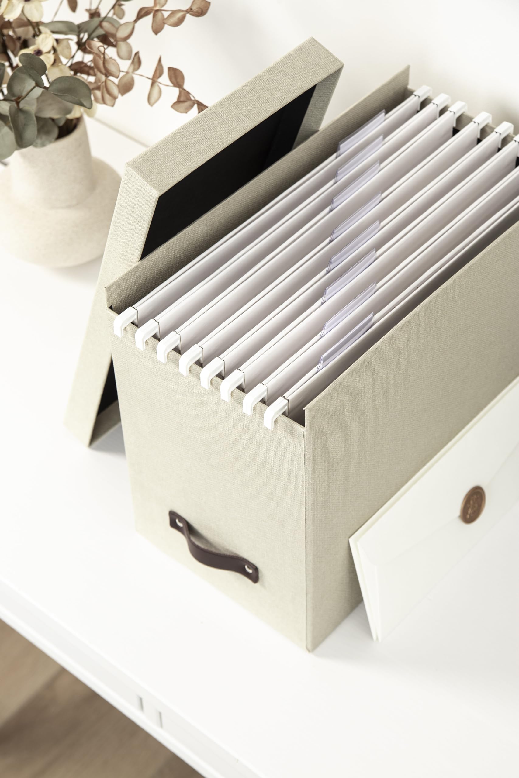 Bigso Box of Sweden Zestaw 8 teczek wiszących wraz z etykietami – zszywacz wiszący z kartonu do pudełka JOHAN – praktyczne przechowywanie dokumentów na rachunki, przepisy kulinarne lub instrukcje –