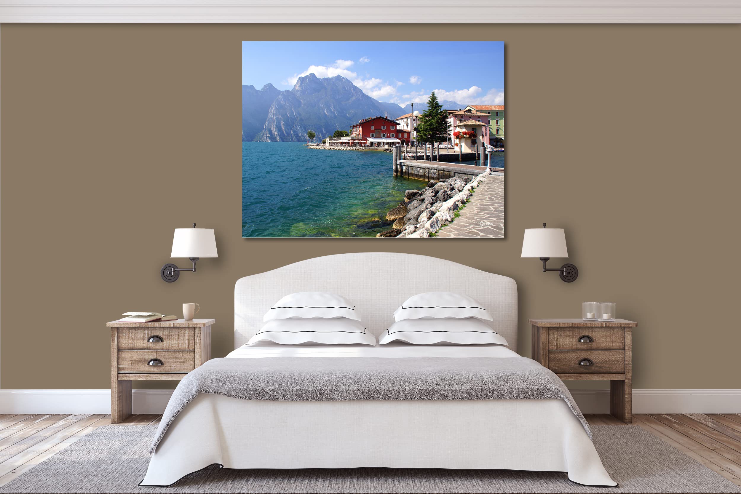 Glücksvilla - Gardasee Torbole (Acrylglas-Bild 5 mm, 40 x 30 cm) aus DE - Kunstdruck XXL Deko-Wandbild quer - See Italien Berge Boje Steg Tirol Riva