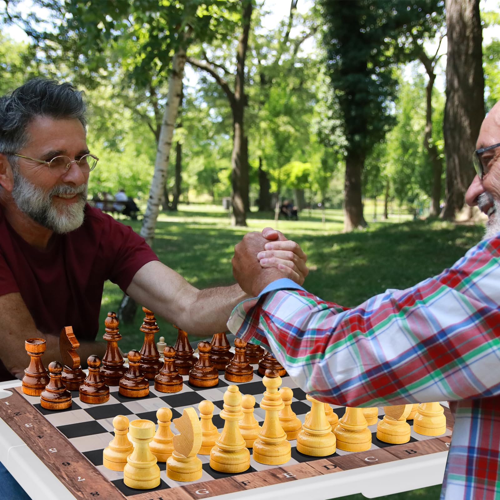 COSTWAY Table d'échecs Pliable 90x90cm avec Tapis & 4 Porte-gobelets, Table Carrée de Jeu en Plastique Portable avec Poignée & Patins Antidérapants, Echiquier pour Fête Pique-Nique Camping