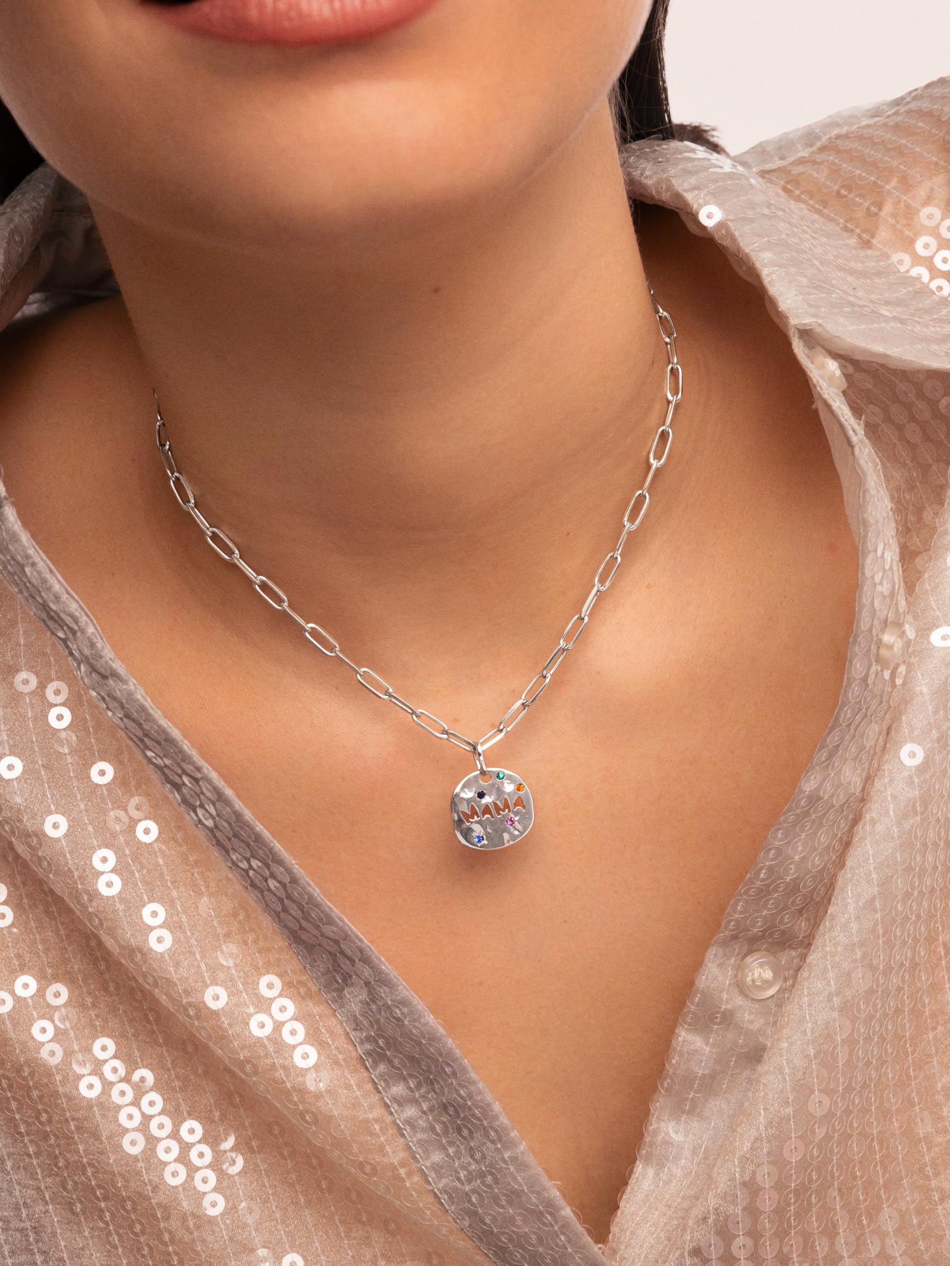 SINGULARU - Charm Maman. Laiton avec Finition Plaqué Or 18Kt ou Rhodium. Pendentif avec Motif et Zirconium Coloré. Fermoir Anneau. Bijoux pour Femme