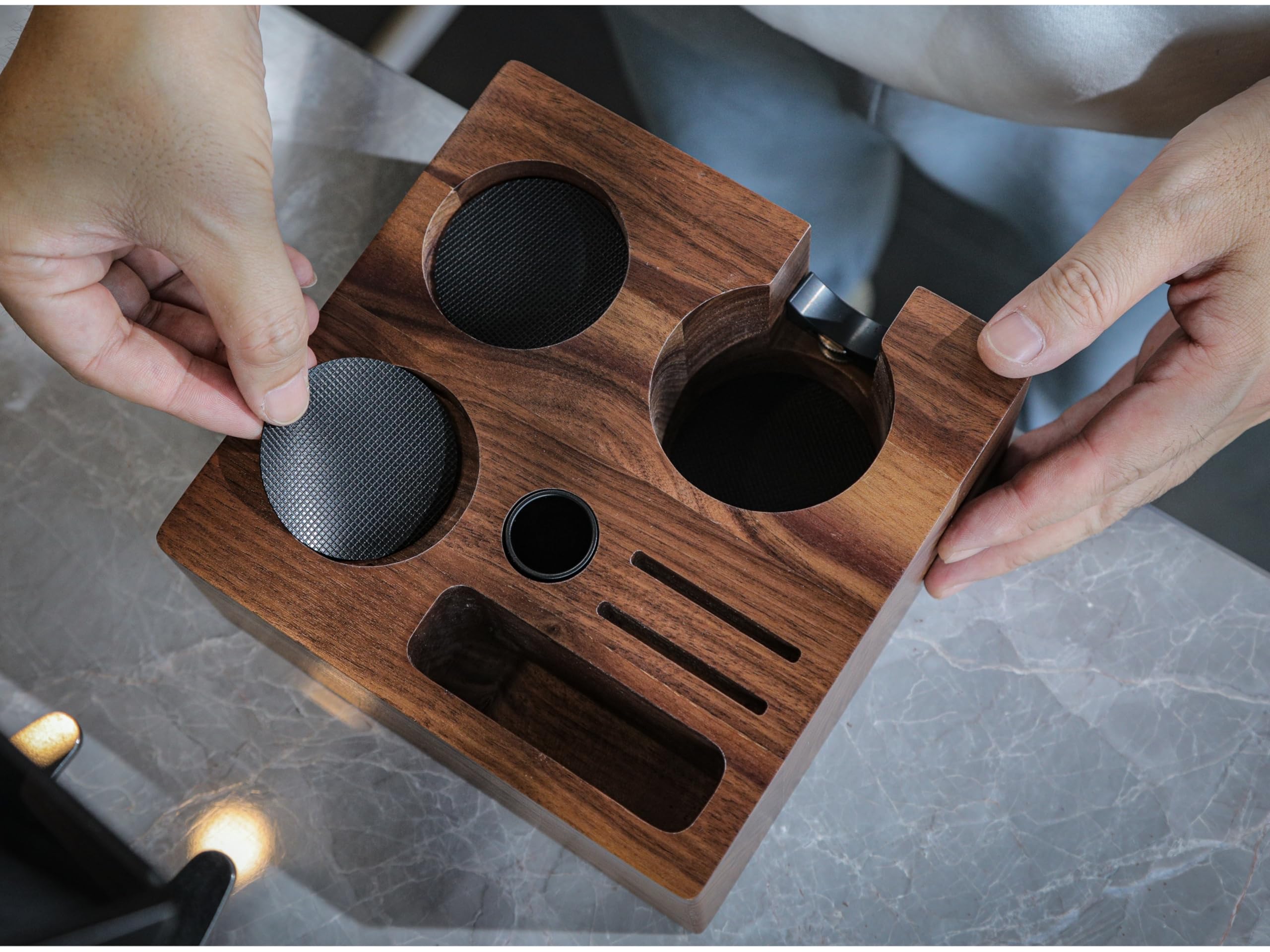 Station de tampage V3 pour expresso 54 mm – Support porte-filtre en noyer pour machines à sauge/breville avec porte-tamper, fente distributeur et rangement multi-accessoires